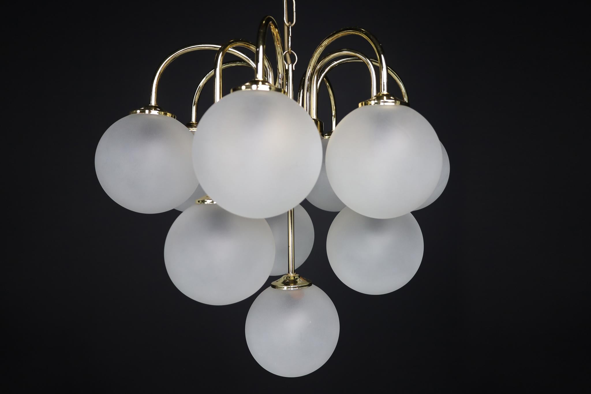 Mid-Century Modern Chandelier in Frosted Hand Blown Glass Globes & Brass, Italy, 1970s For Sale