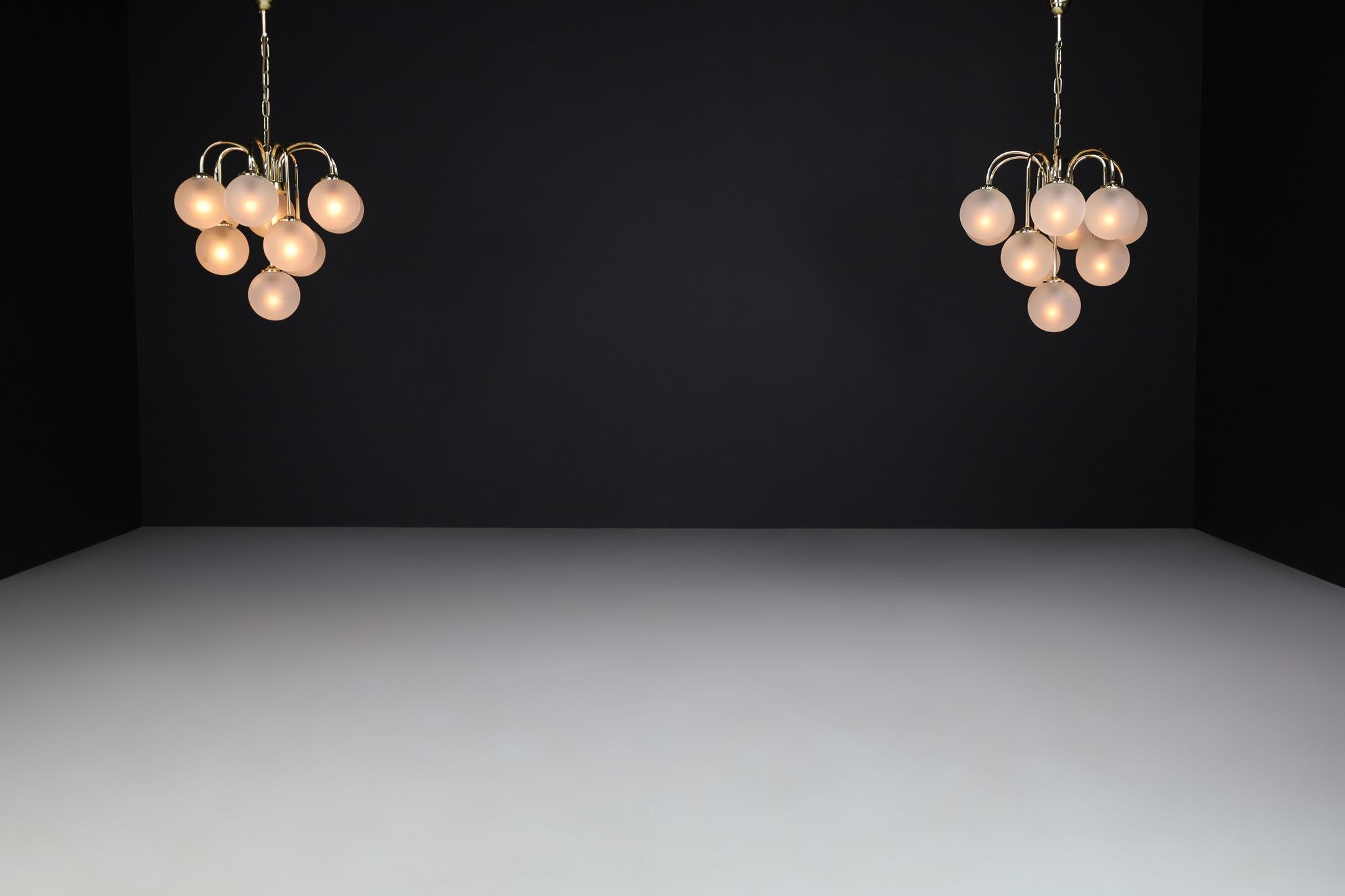Chandelier in Frosted Hand Blown Glass Globes & Brass, Italy, 1970s For Sale 1