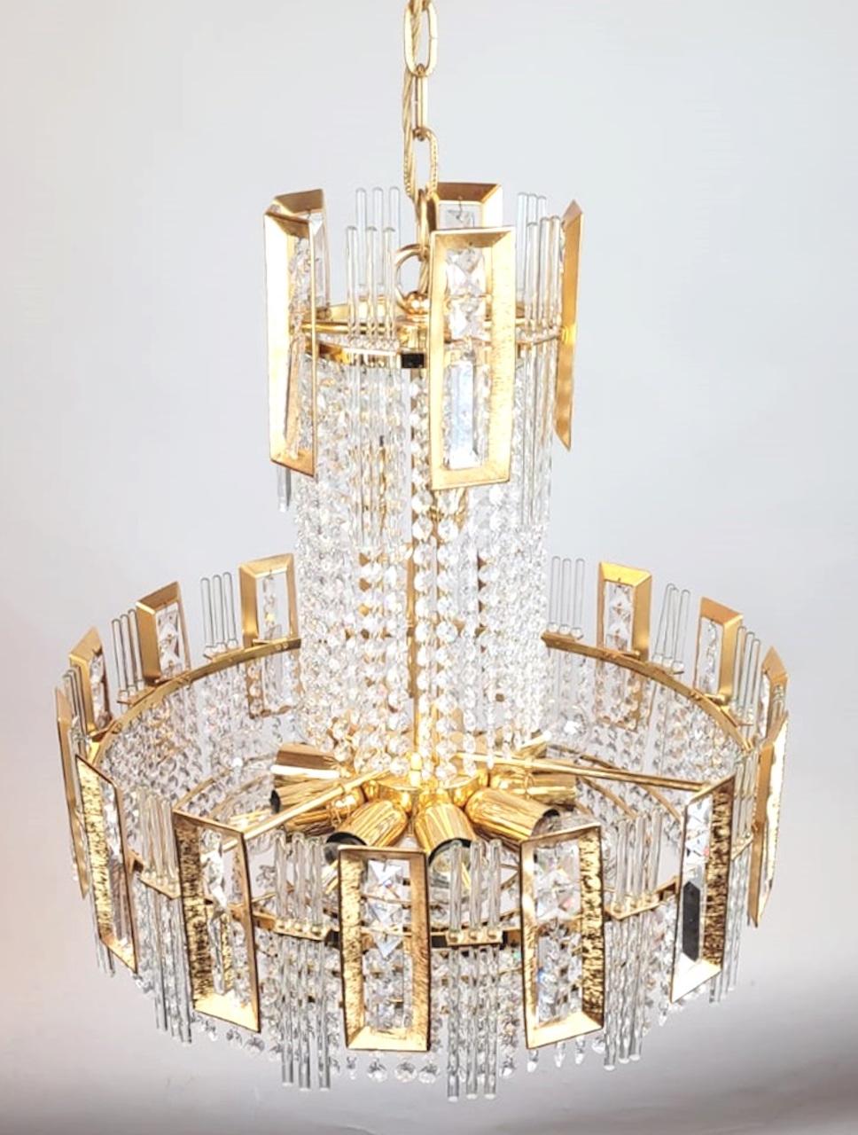 Chandelier In Gilded Brass And Glass Garlands - 12 Lights In Good Condition For Sale In Brussels, BE