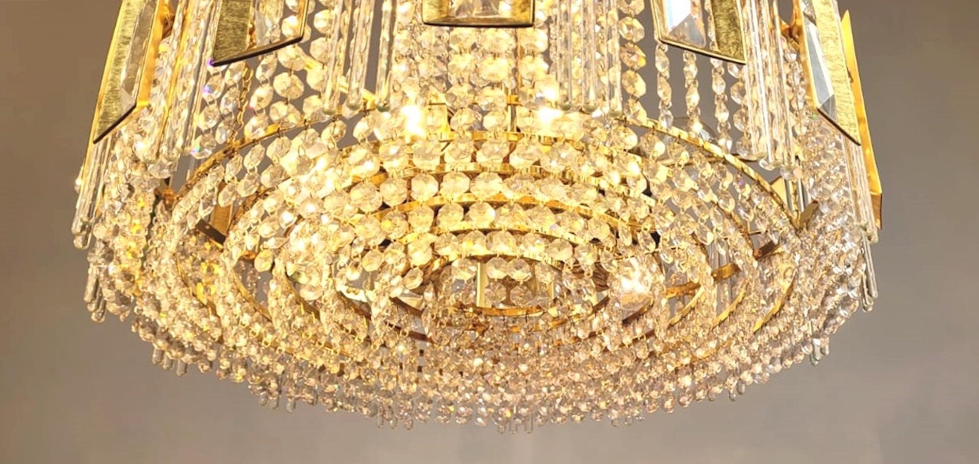 Chandelier In Gilded Brass And Glass Garlands - 12 Lights For Sale 4
