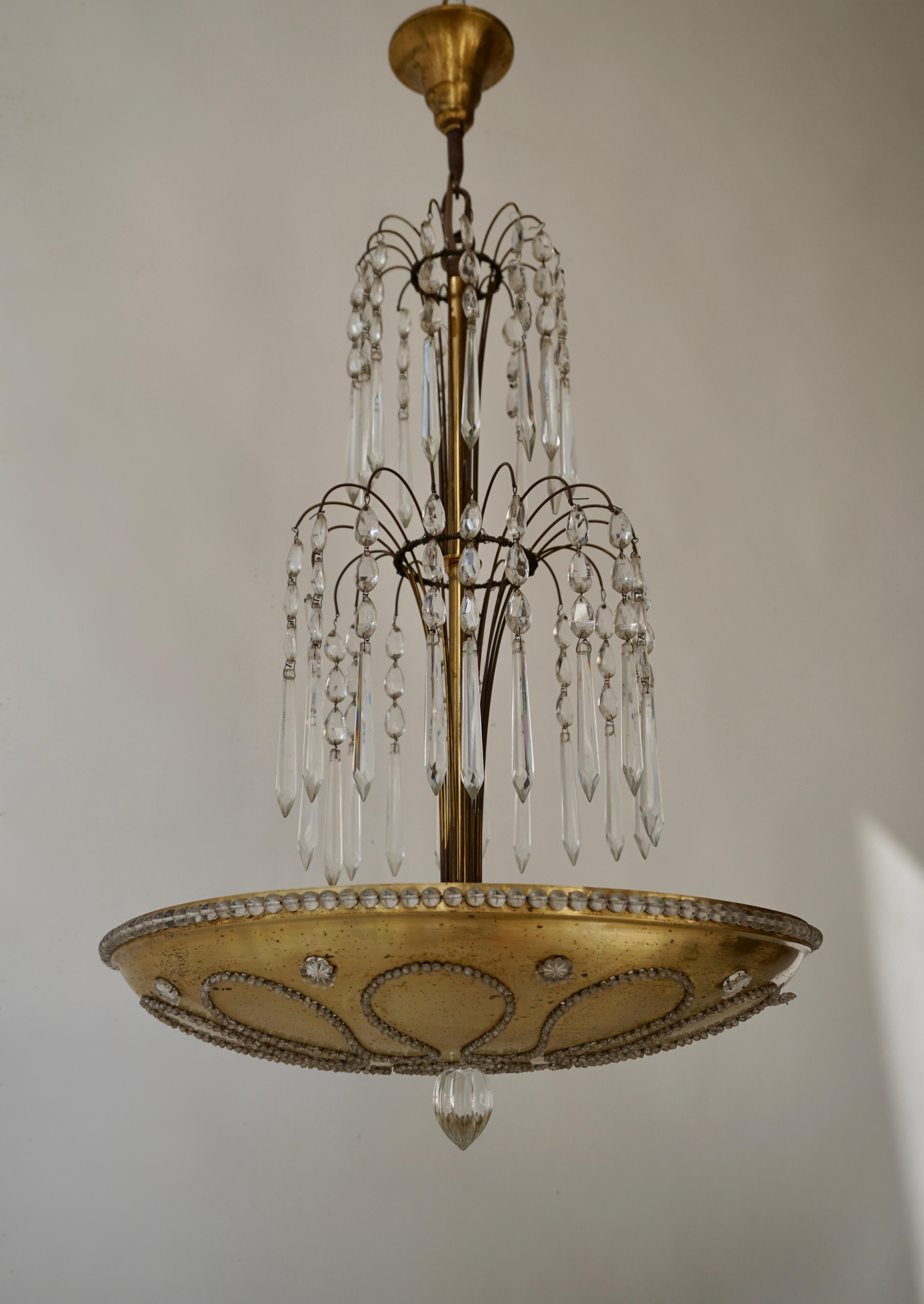 Mid-Century moderno Lampadario in metallo dorato e cristallo in vendita