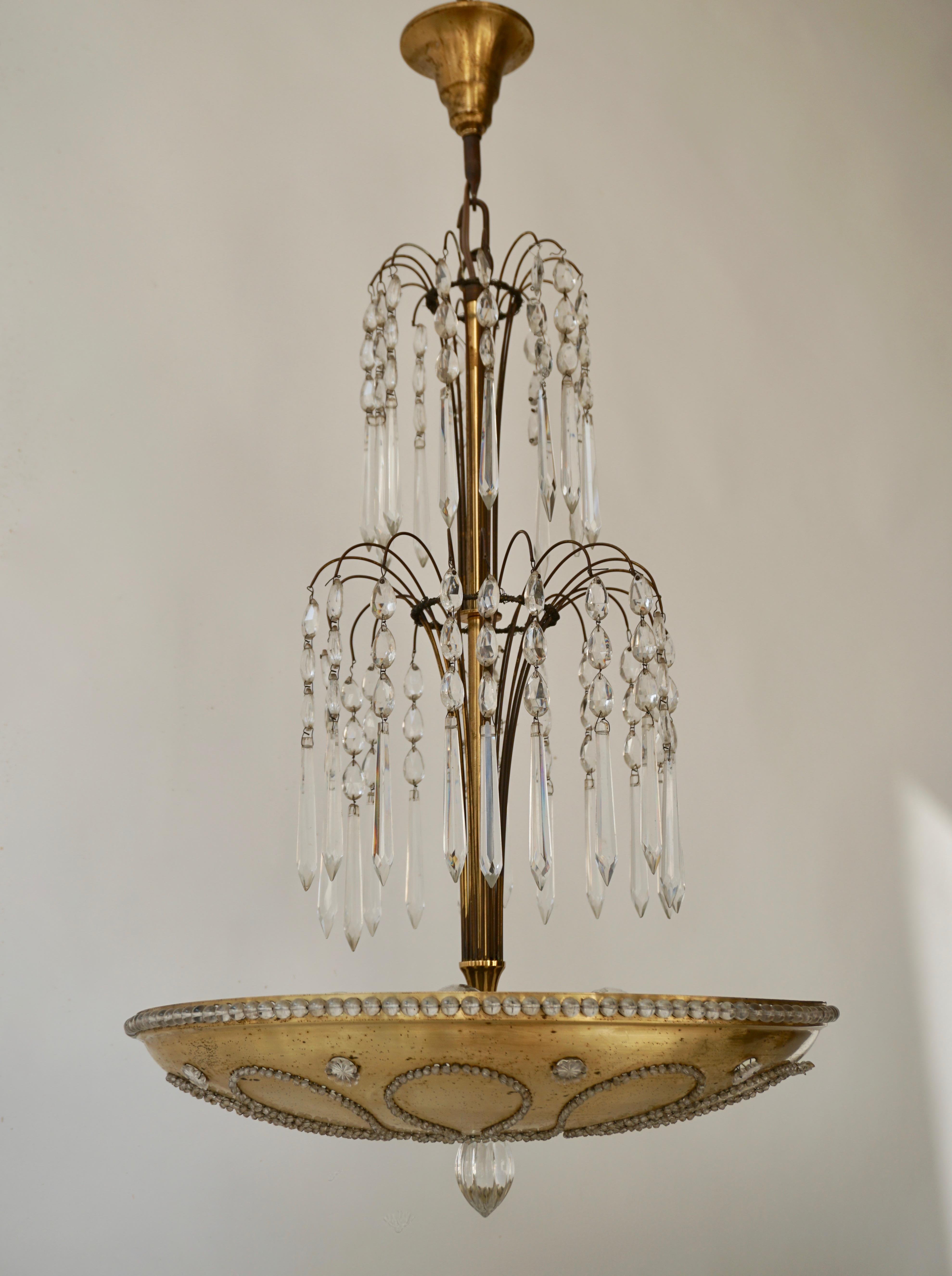 Italiano Lampadario in metallo dorato e cristallo in vendita