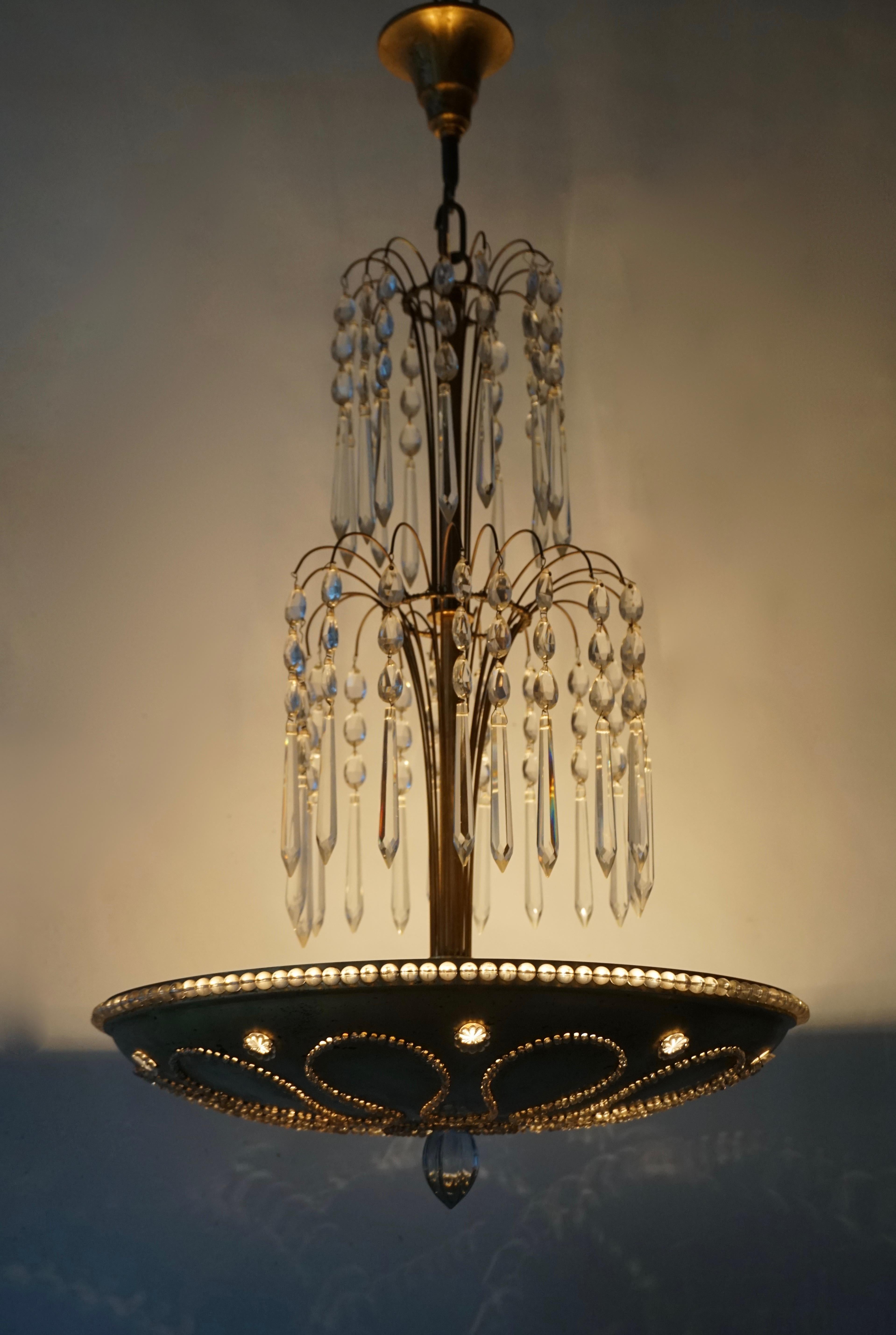 Lampadario in metallo dorato e cristallo in vendita 1
