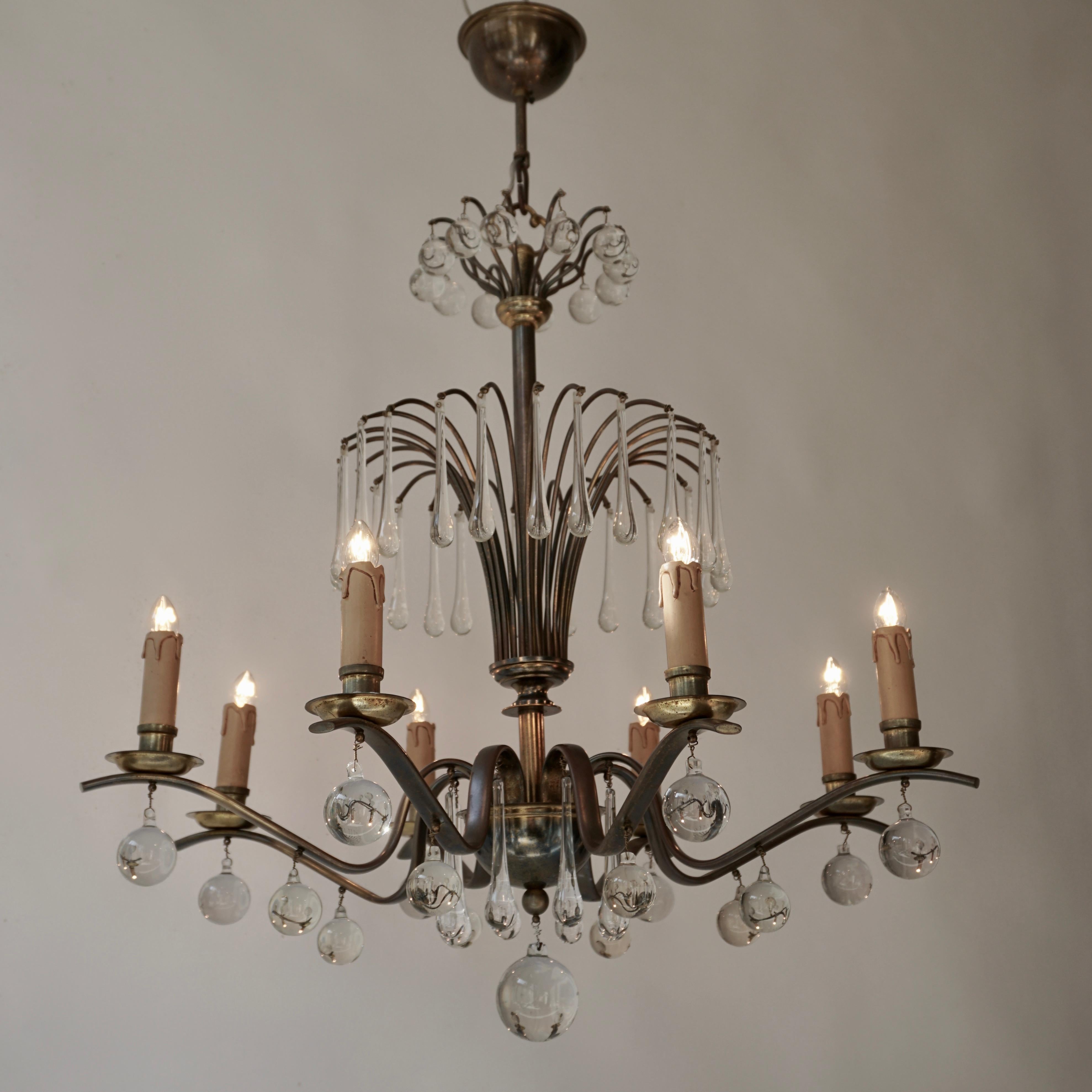 Italian chandelier in brass and glass.
Measures: Diameter 65 cm.
Height fixture 66 cm.
Total height including the chain and canopy 82 cm. Eight E14 bulbs.