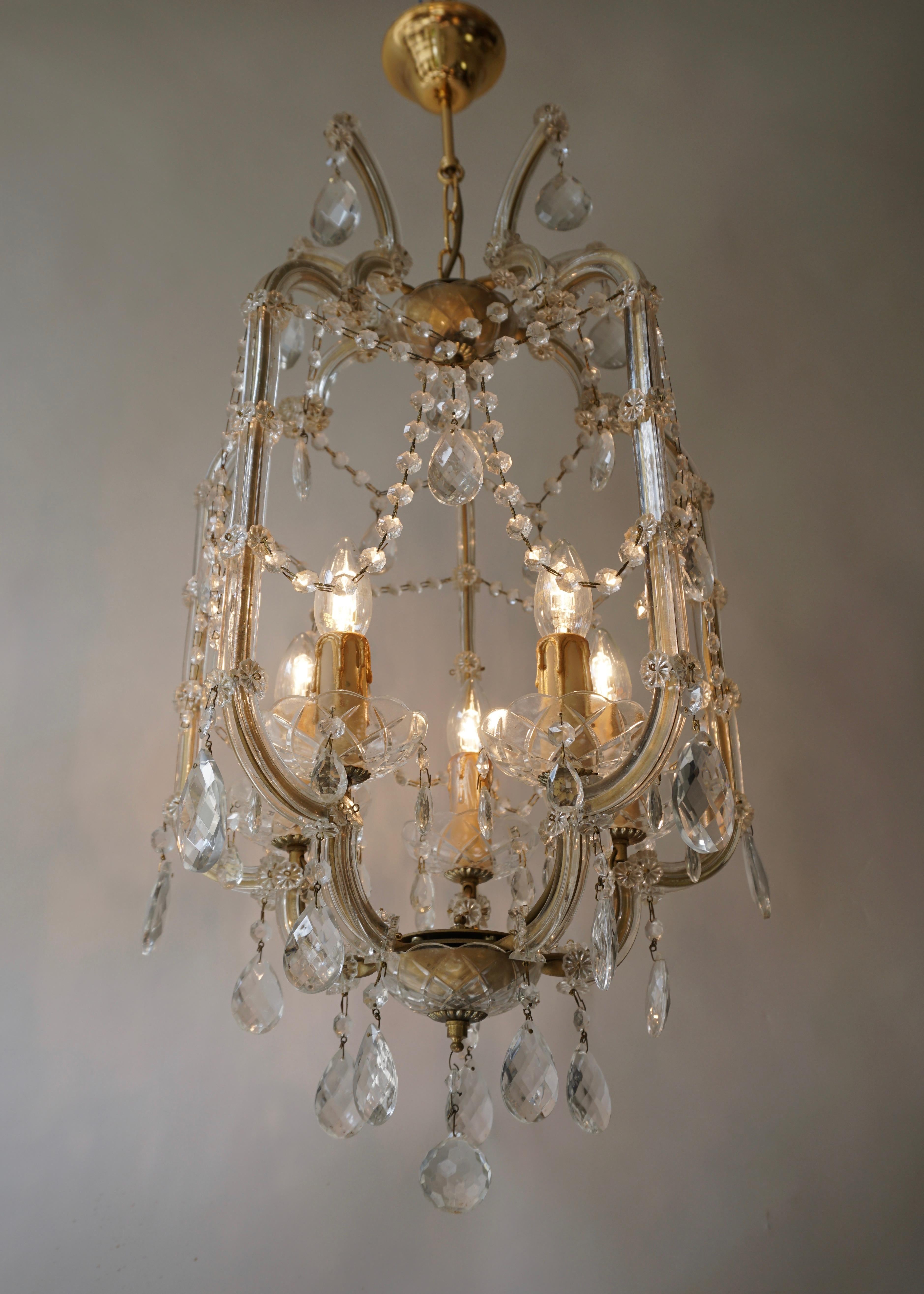French chandelier in glass and brass with five E14 bulbs.
Diameter 40 cm.
Height fixture 70 cm.
Total height 95 cm.