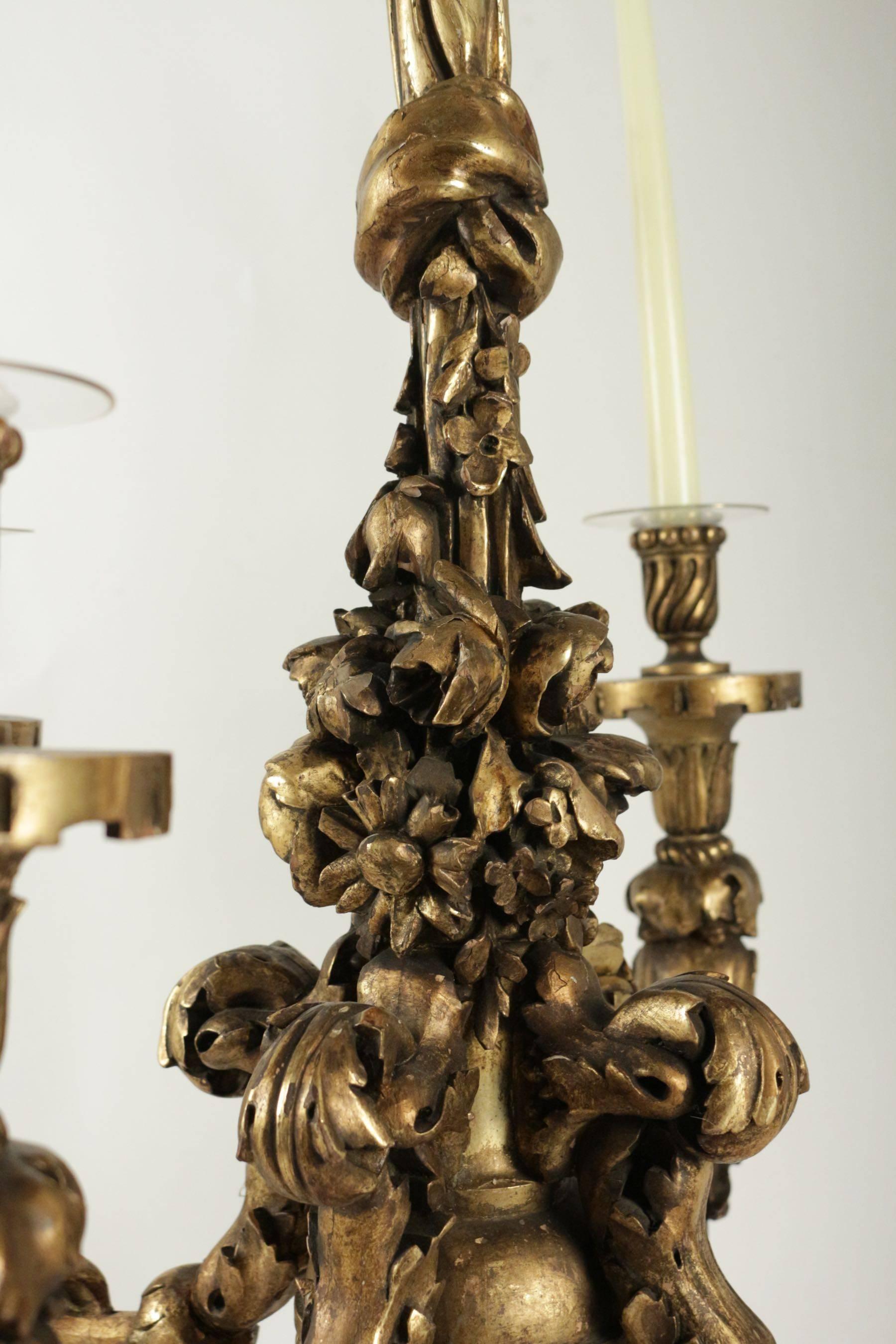 Kronleuchter aus handgeschnitztem vergoldetem Holz aus dem 19. Jahrhundert. Ursprünglich mit Kerzen verwendet.
  