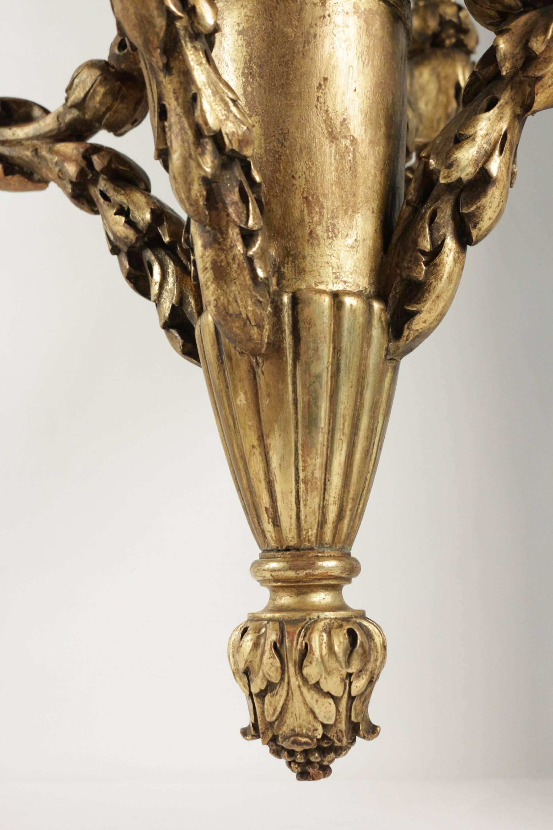 Lampadario in legno dorato intagliato a mano del XIX secolo In condizioni buone in vendita a Saint-Ouen, FR