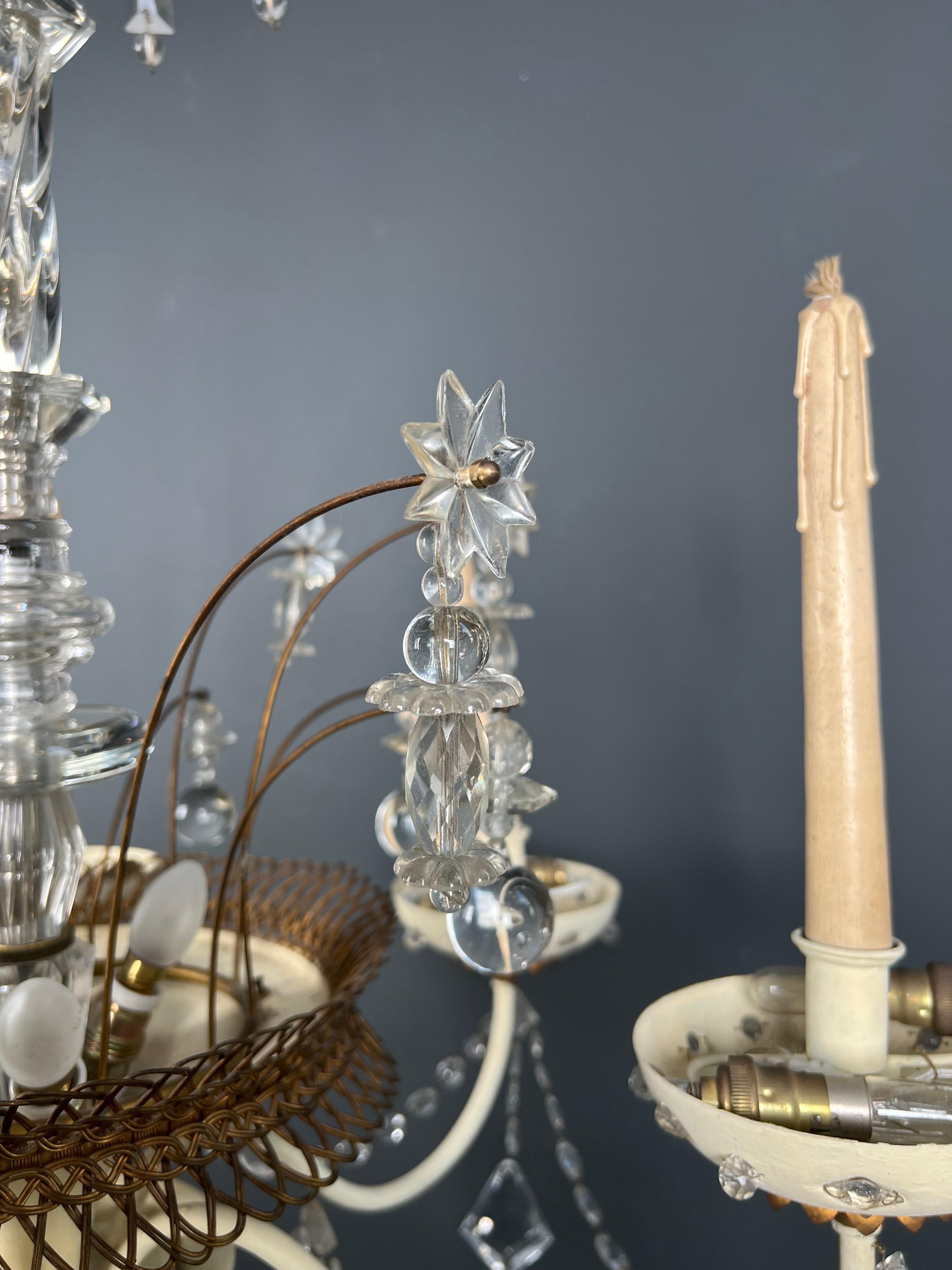 Lampadario in lamiera laccata e dorata e cristalli della Maison Baguès. in vendita 3