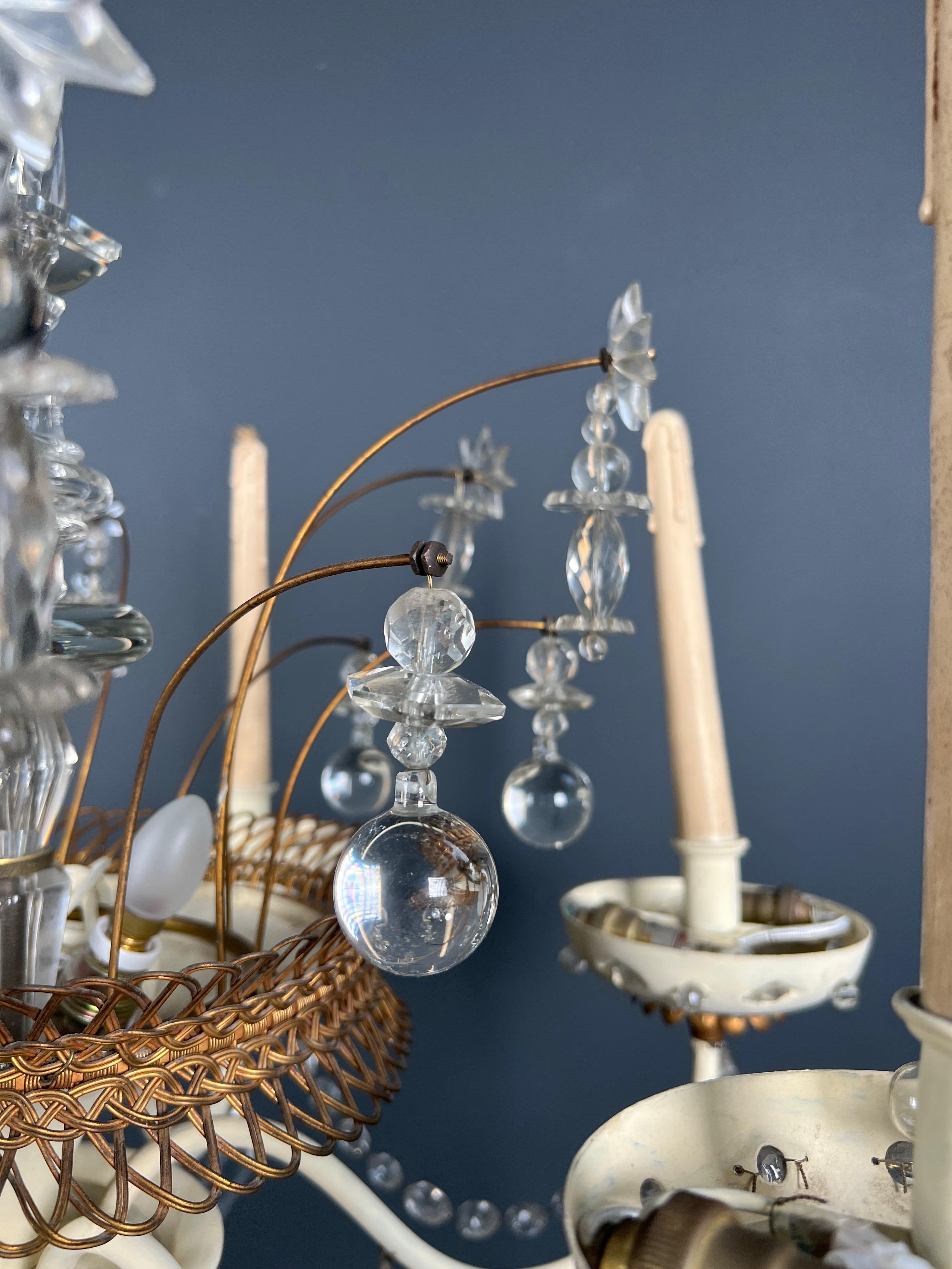 Lampadario in lamiera laccata e dorata e cristalli della Maison Baguès. in vendita 4