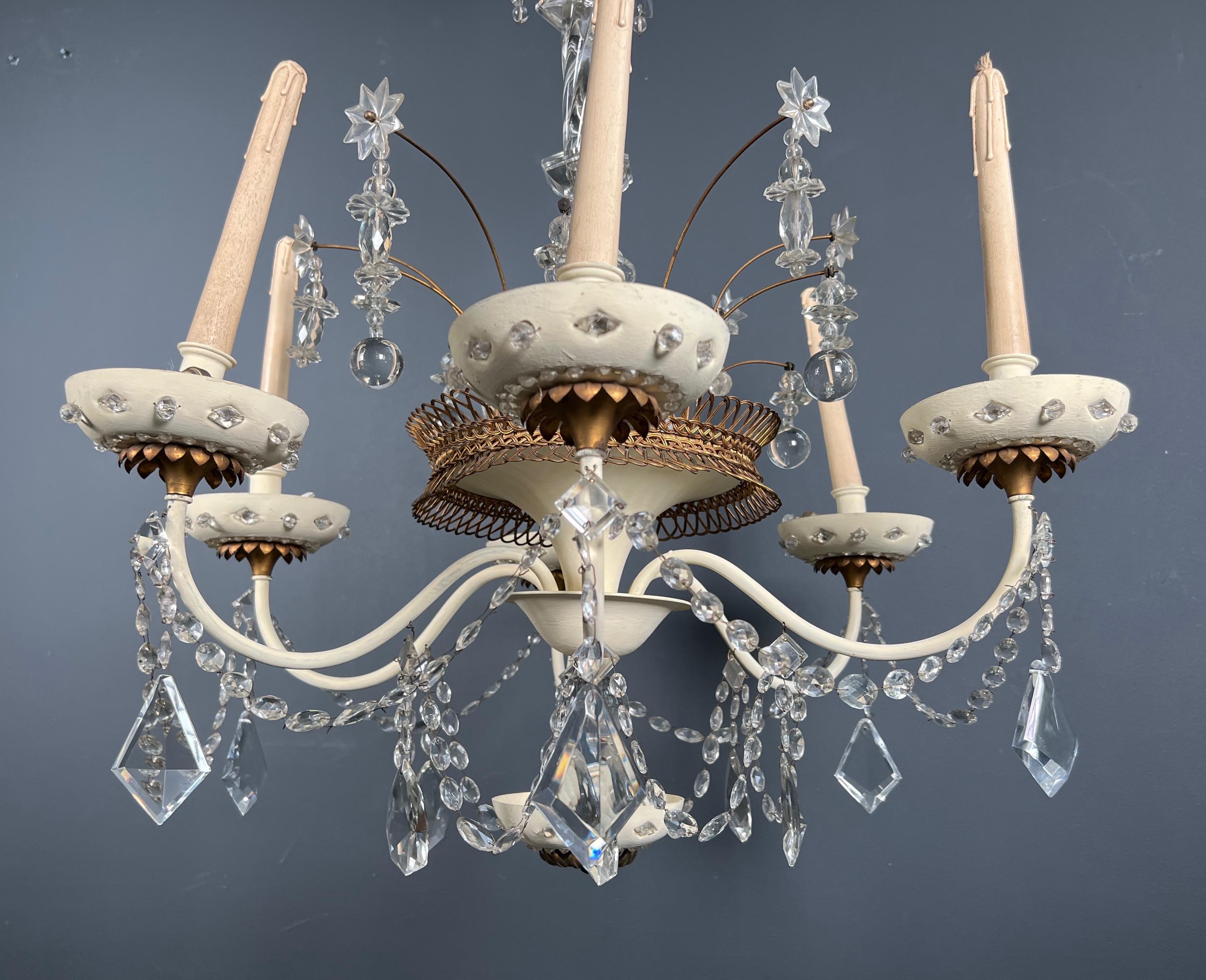 Lampadario in lamiera laccata e dorata e cristalli della Maison Baguès. in vendita 8
