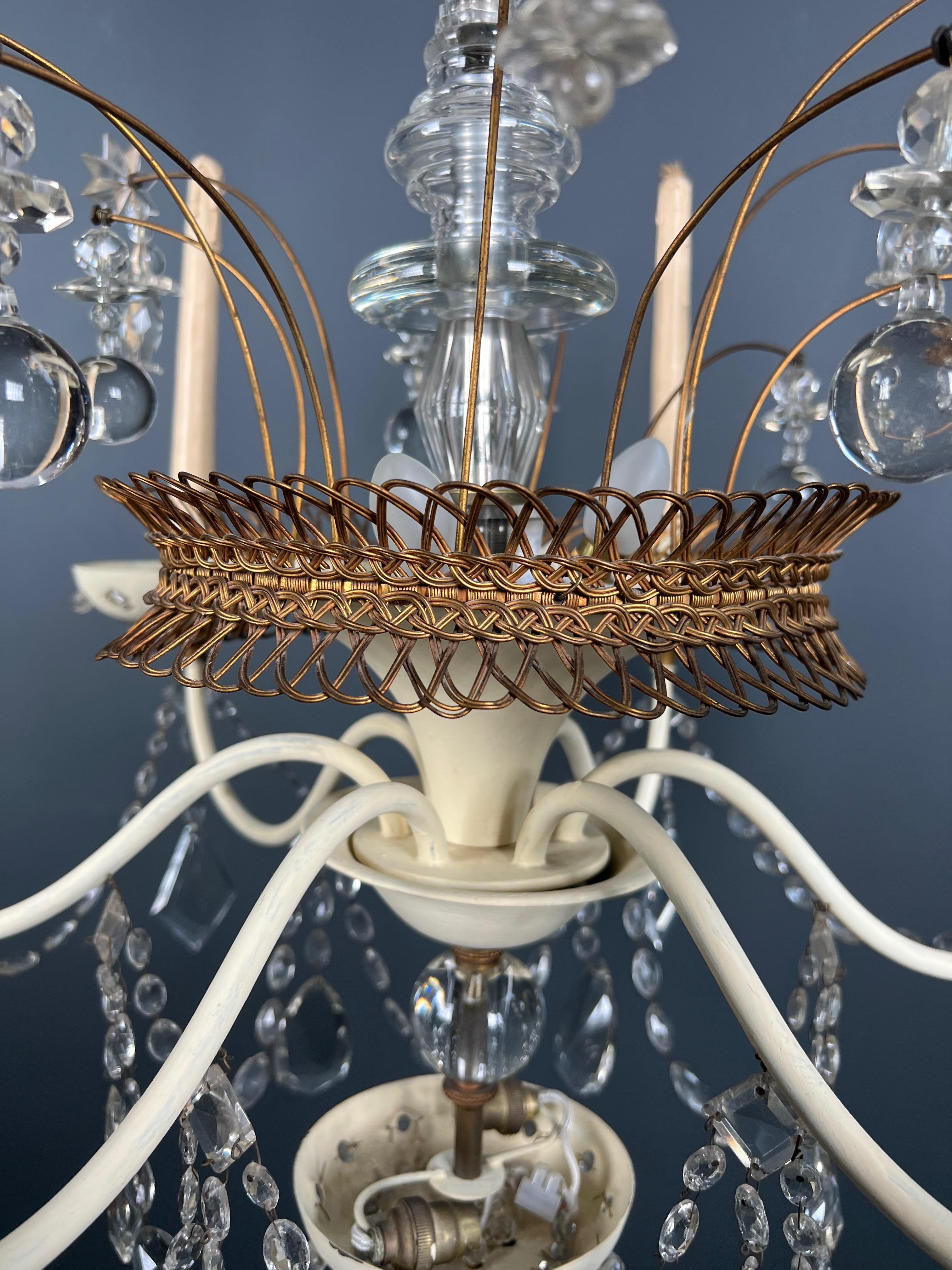Lampadario in lamiera laccata e dorata e cristalli della Maison Baguès. in vendita 11