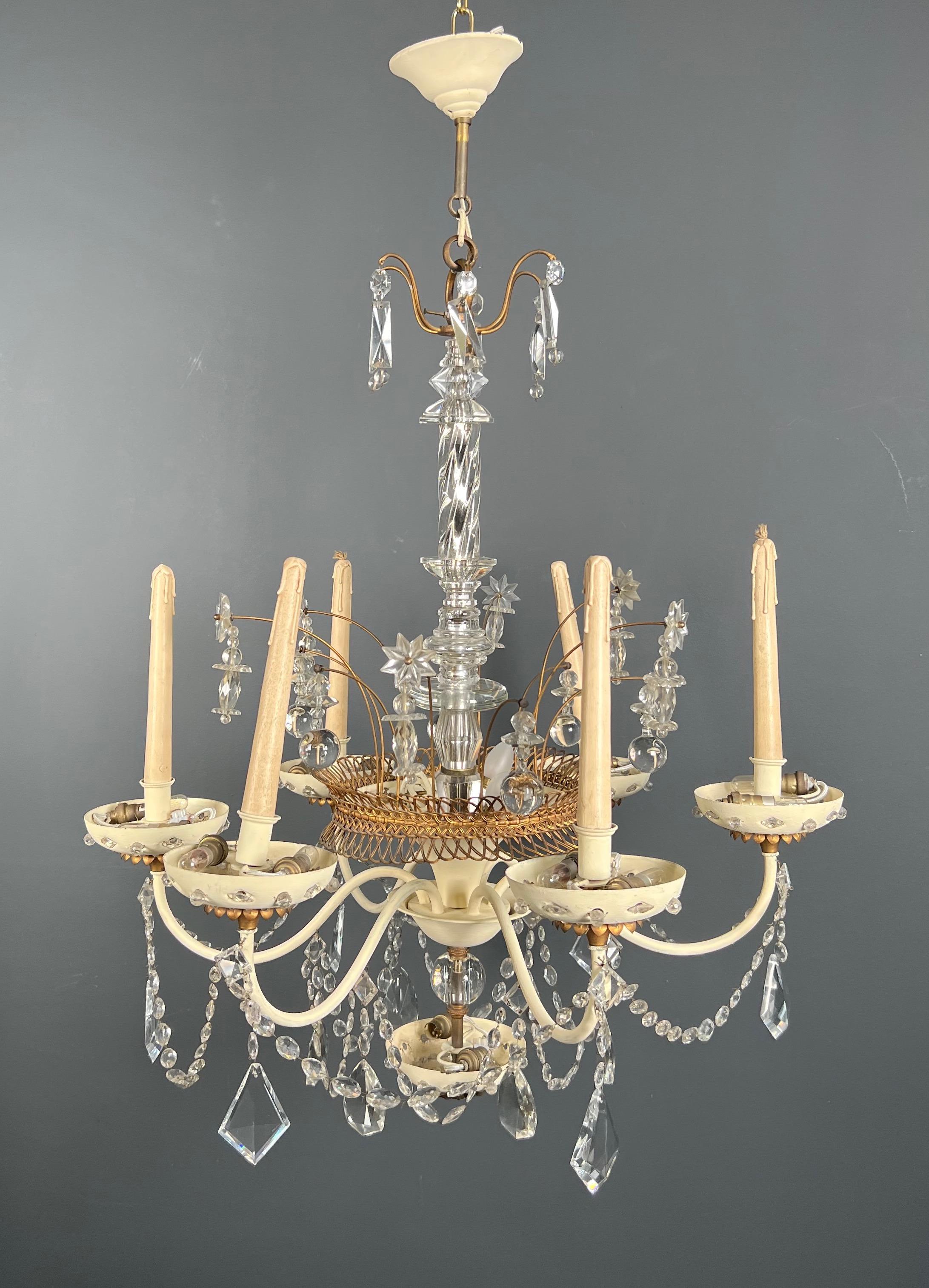 Questo bellissimo e decorativo lampadario è realizzato in lamiera laccata a guscio d'uovo e metallo dorato, decorato con cristalli tagliati a forma di stelle, punte di diamante... 
Questa è un'opera francese di Maison Baguès. Circa 1940