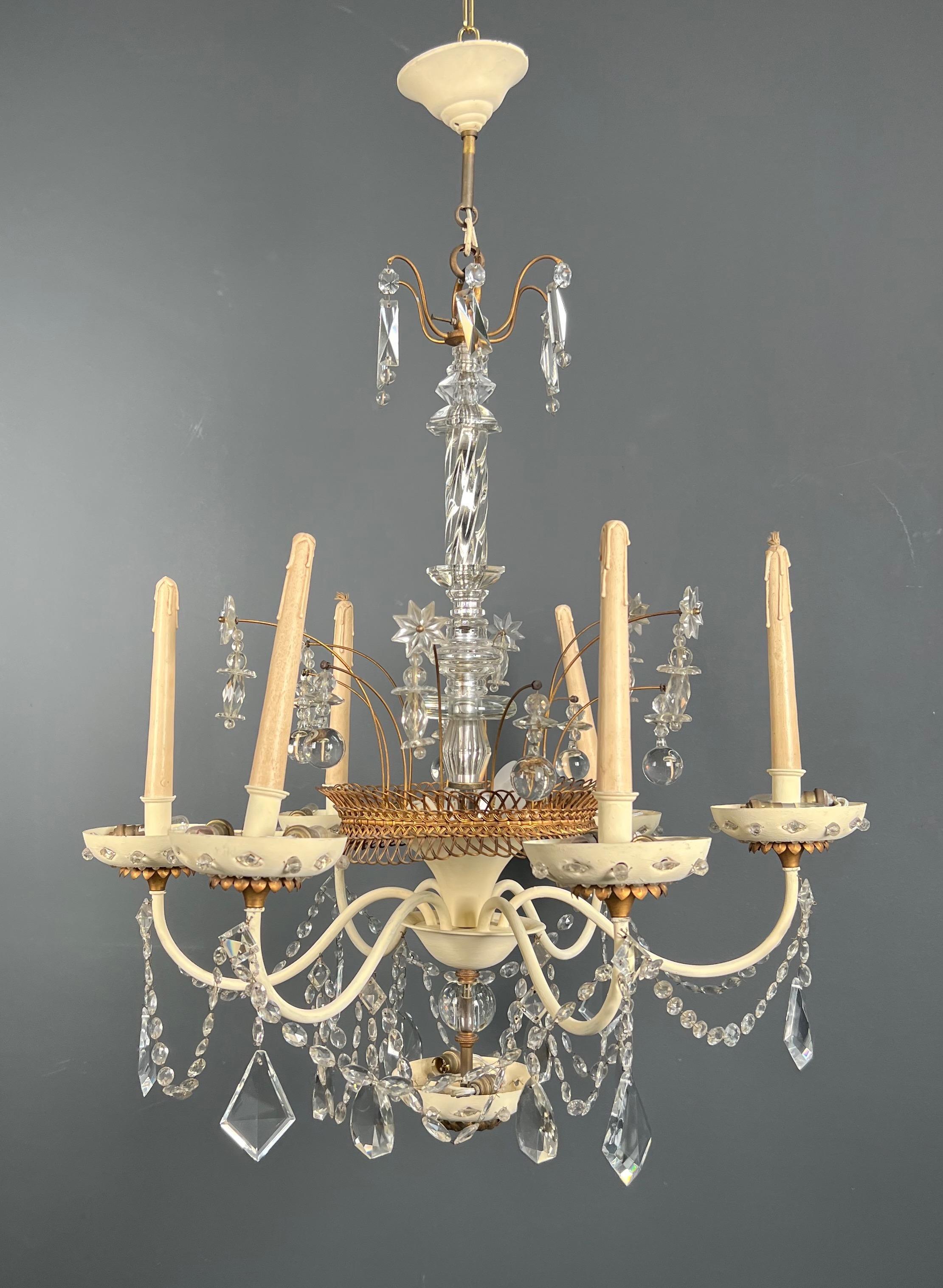 Mid-Century moderno Lampadario in lamiera laccata e dorata e cristalli della Maison Baguès. in vendita