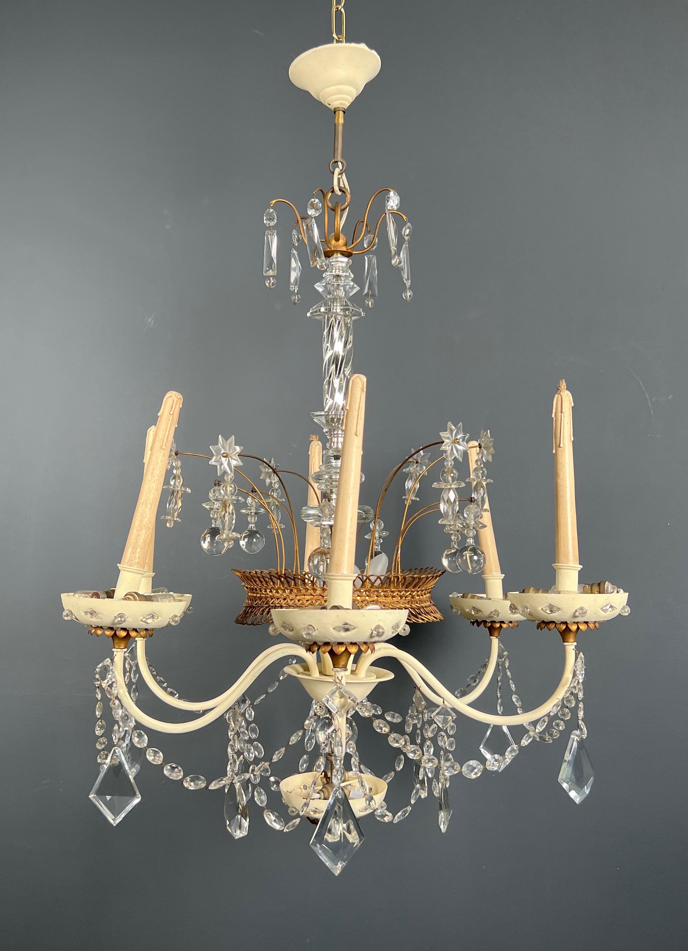 Francese Lampadario in lamiera laccata e dorata e cristalli della Maison Baguès. in vendita