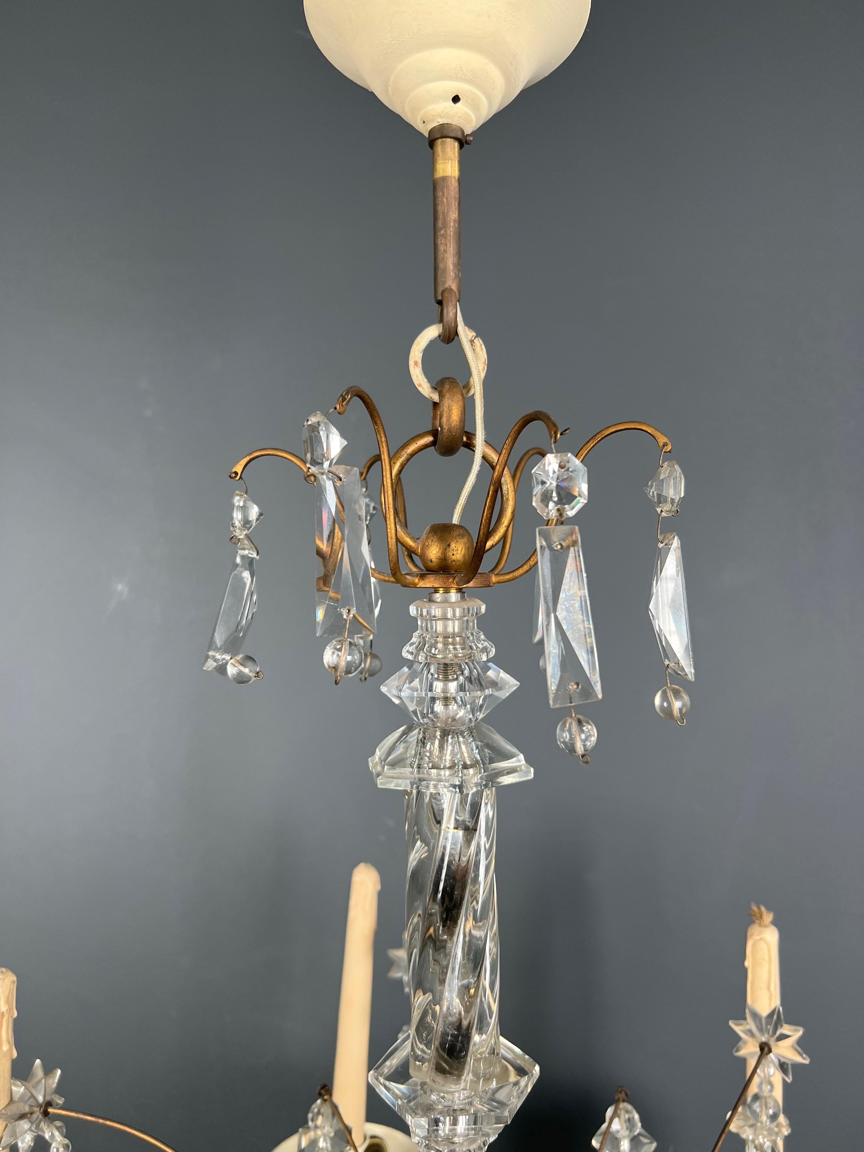Metà XX secolo Lampadario in lamiera laccata e dorata e cristalli della Maison Baguès. in vendita