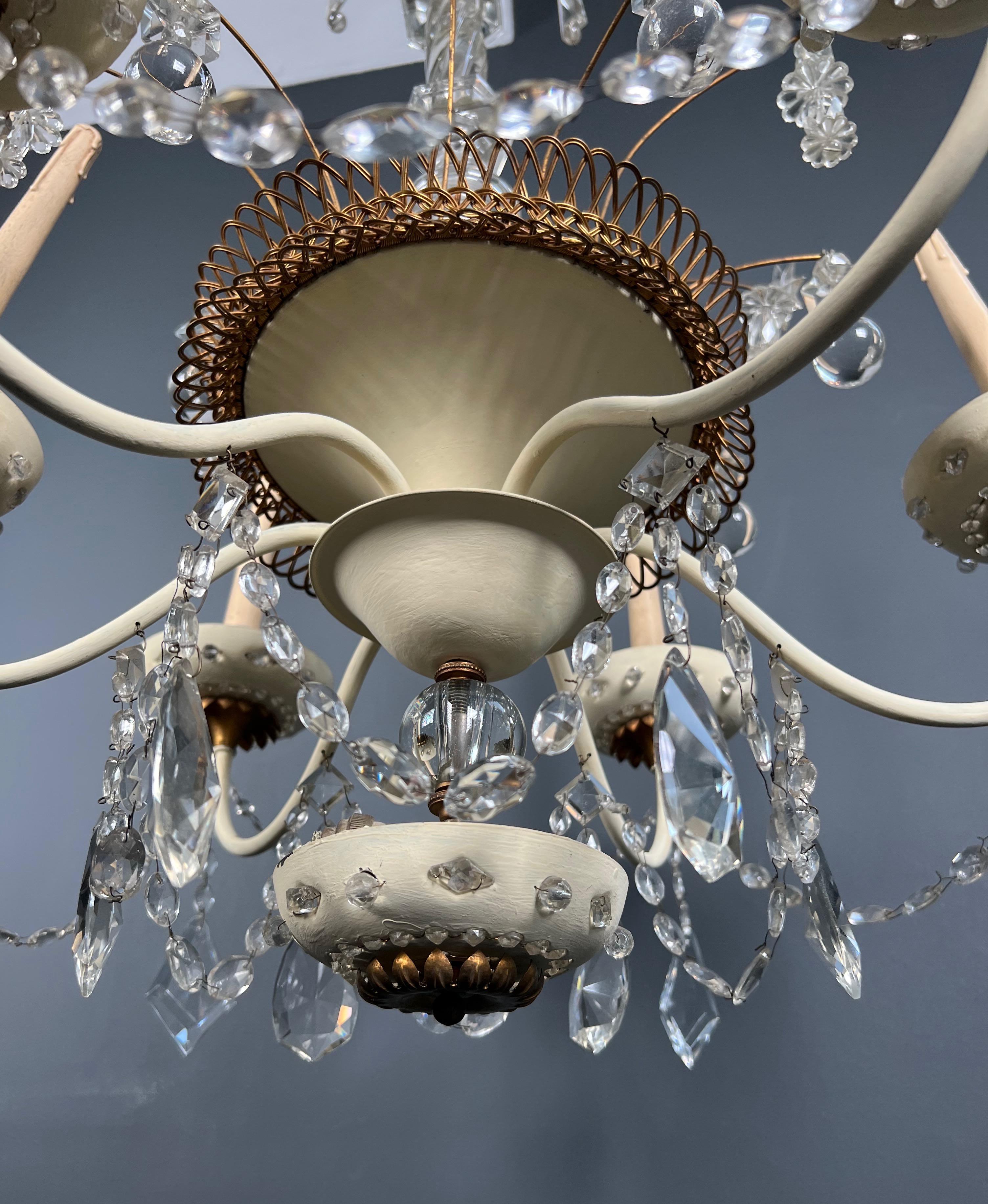 Lampadario in lamiera laccata e dorata e cristalli della Maison Baguès. in vendita 1
