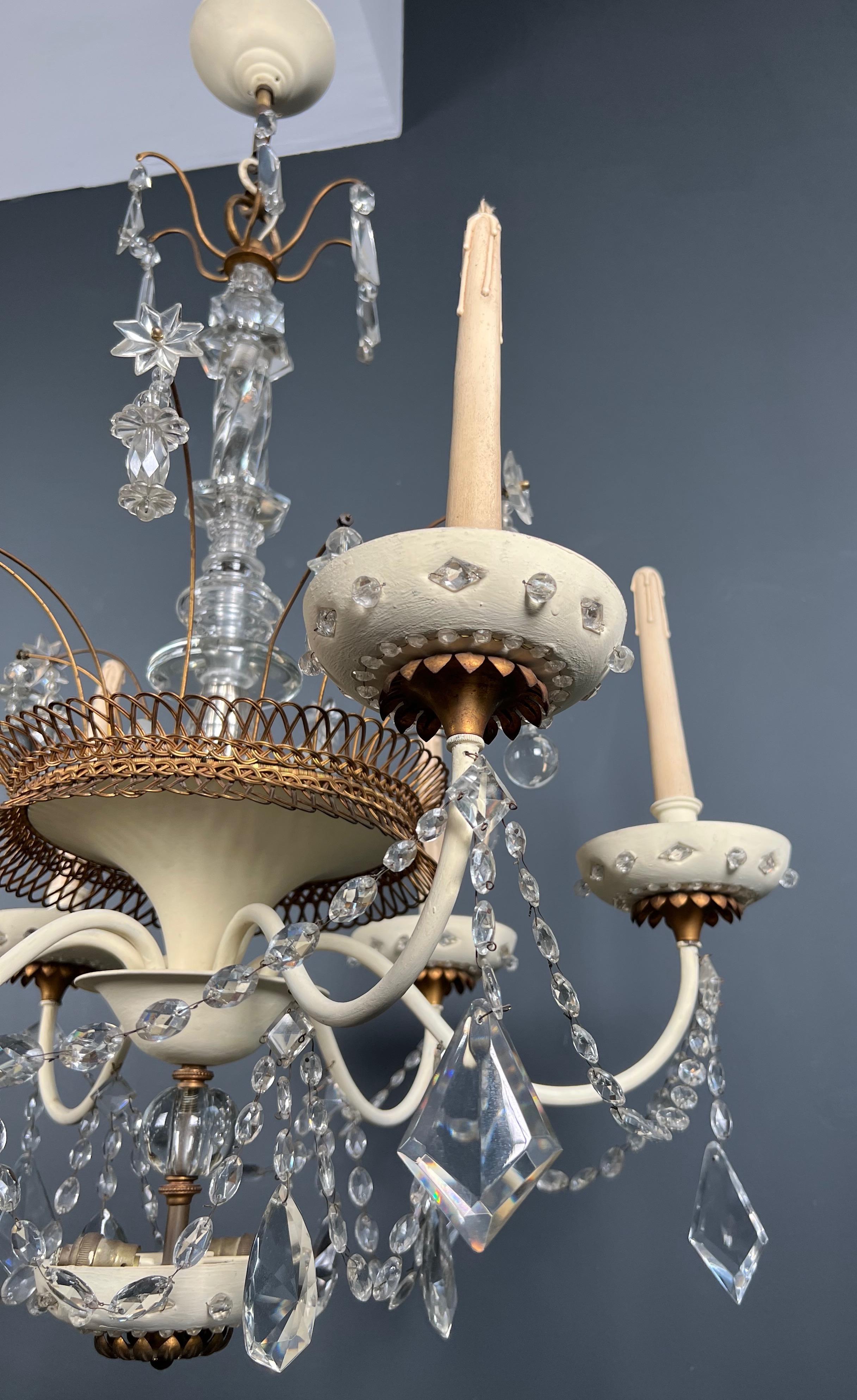 Lampadario in lamiera laccata e dorata e cristalli della Maison Baguès. in vendita 2