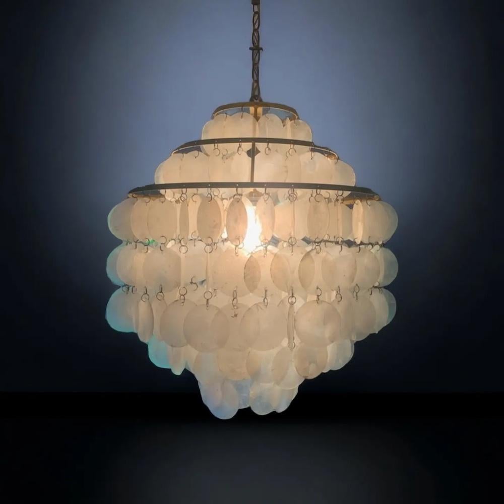 Magnificent brass and mother-of-pearl chandelier circa 1960 attributed to Verner Panton, pendant chandeliers, some mother-of-pearl have signs of wear and tear but overall it remains an impressive piece of decoration and design


Verner Panton
