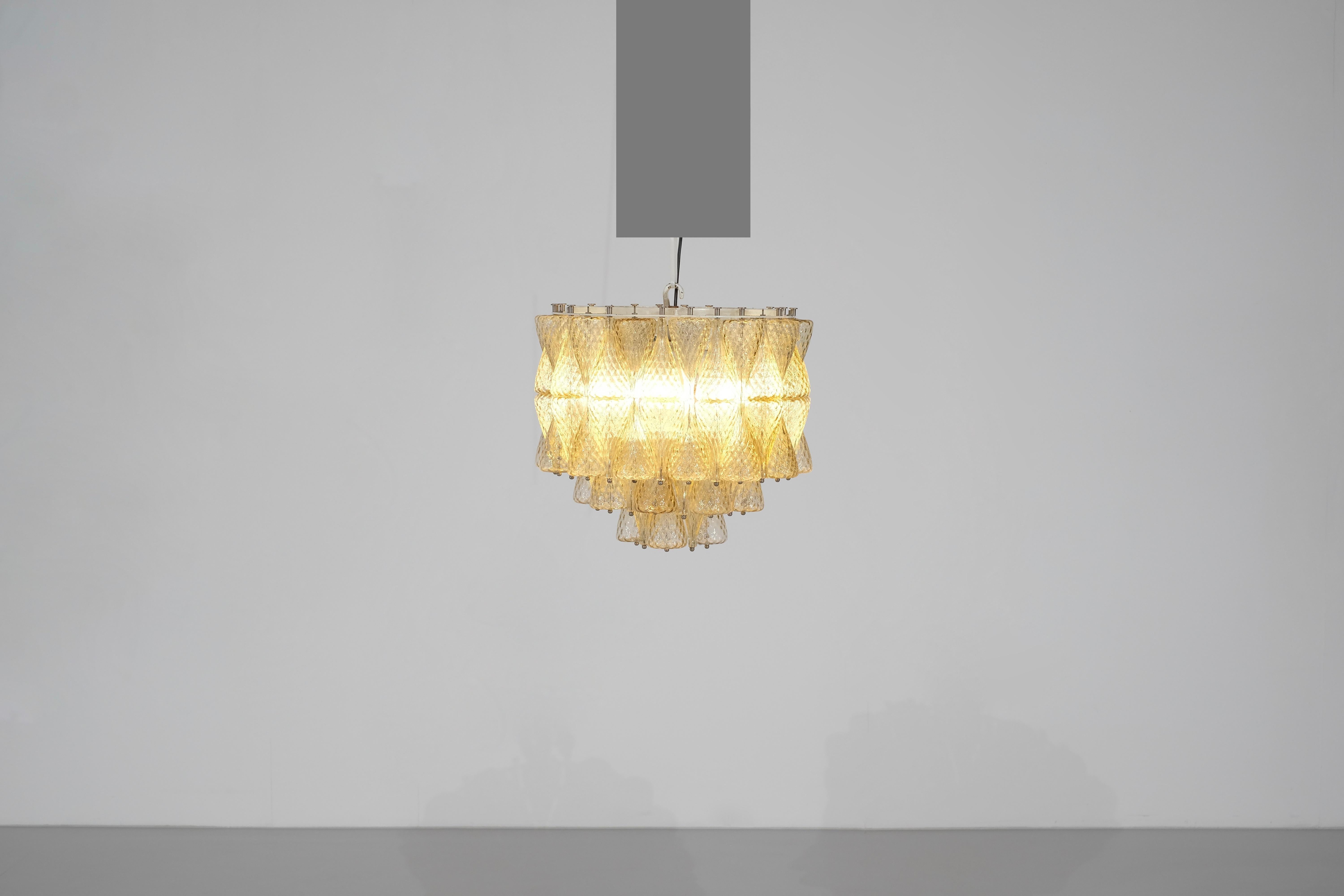Venetian chandelier in Murano glass, on metal white structure, bulbs E27.
Italy 1970s.

 

 

Production period - 1970s.

Measures - Width 48 cm x Depth 48 cm x Height 45 cm.

Materials - Glass, Murano, Steel.

Color - Incolore, White, Yellow.

