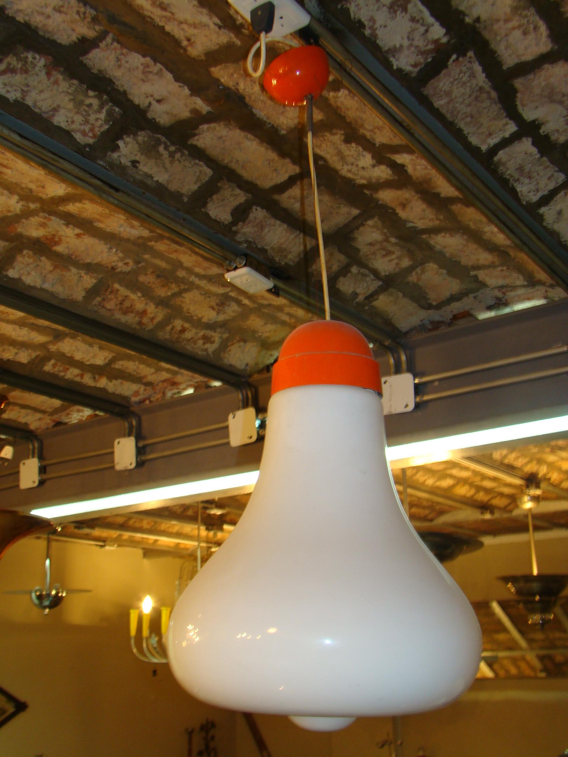 Lampada a sospensione.

Stile: 50
Paese:: Francia
Per prendersi cura della tua proprietà e della vita dei nostri clienti, il nuovo cablaggio è stato realizzato.
Dal 1982 siamo specializzati nella vendita di oggetti in stile Art Déco, Art Nouveau e