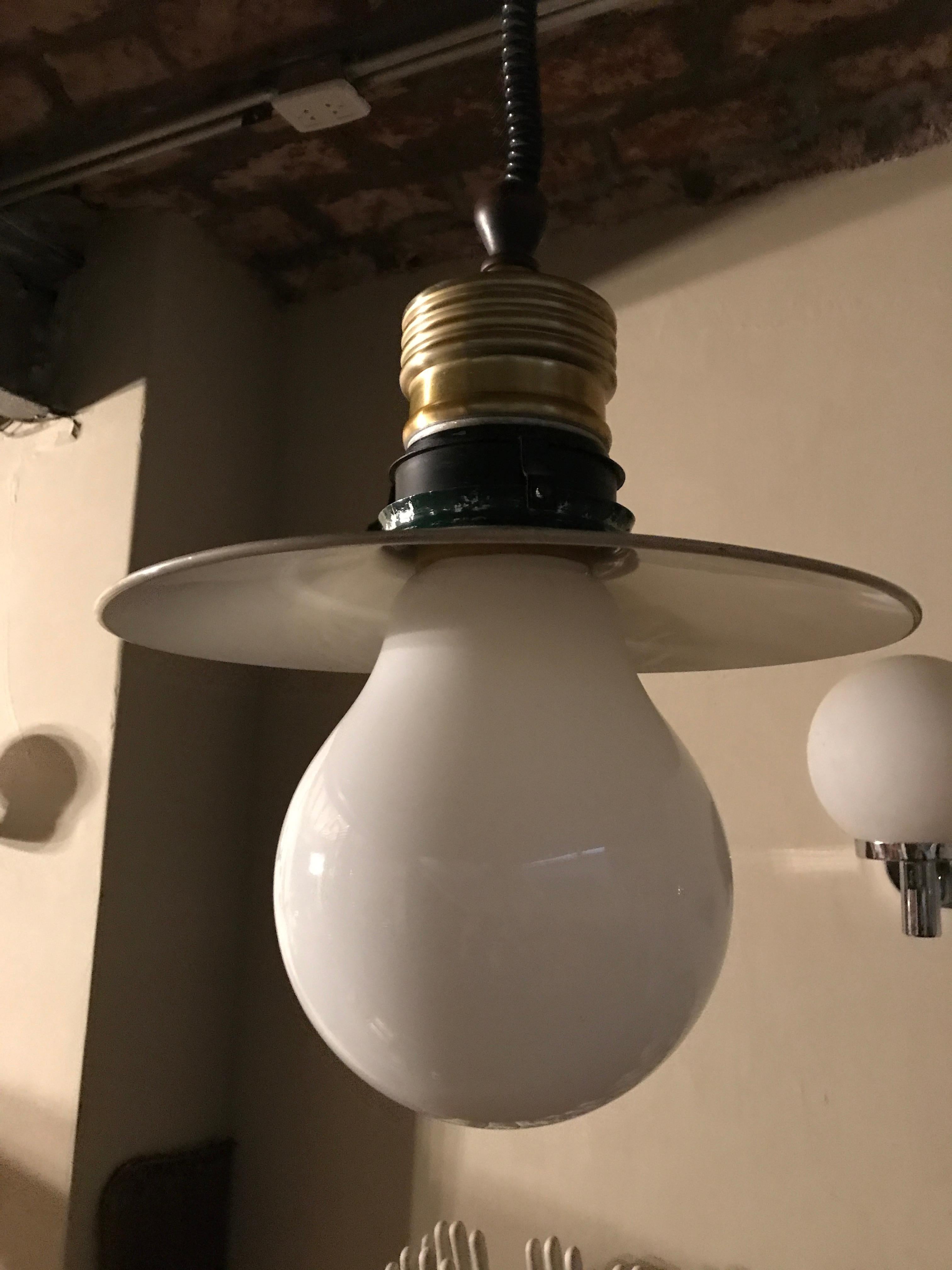Lámpara de Opalina y Hierro, 50°, Francia Francés en venta