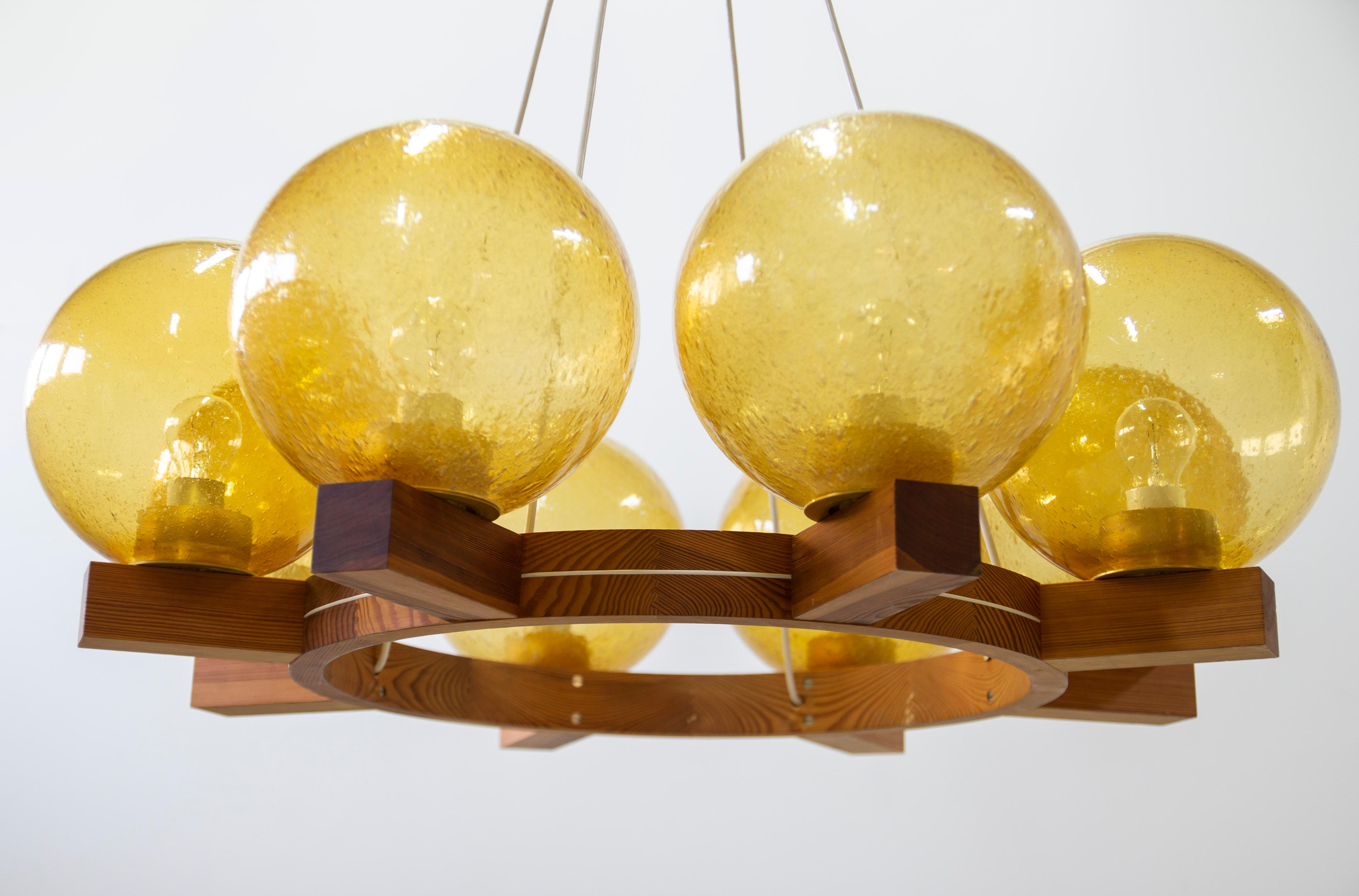 Chandelier in pine and glass by Uno & Östen Kristiansson, Luxus Sweden 1960s In Good Condition In Hägersten, SE