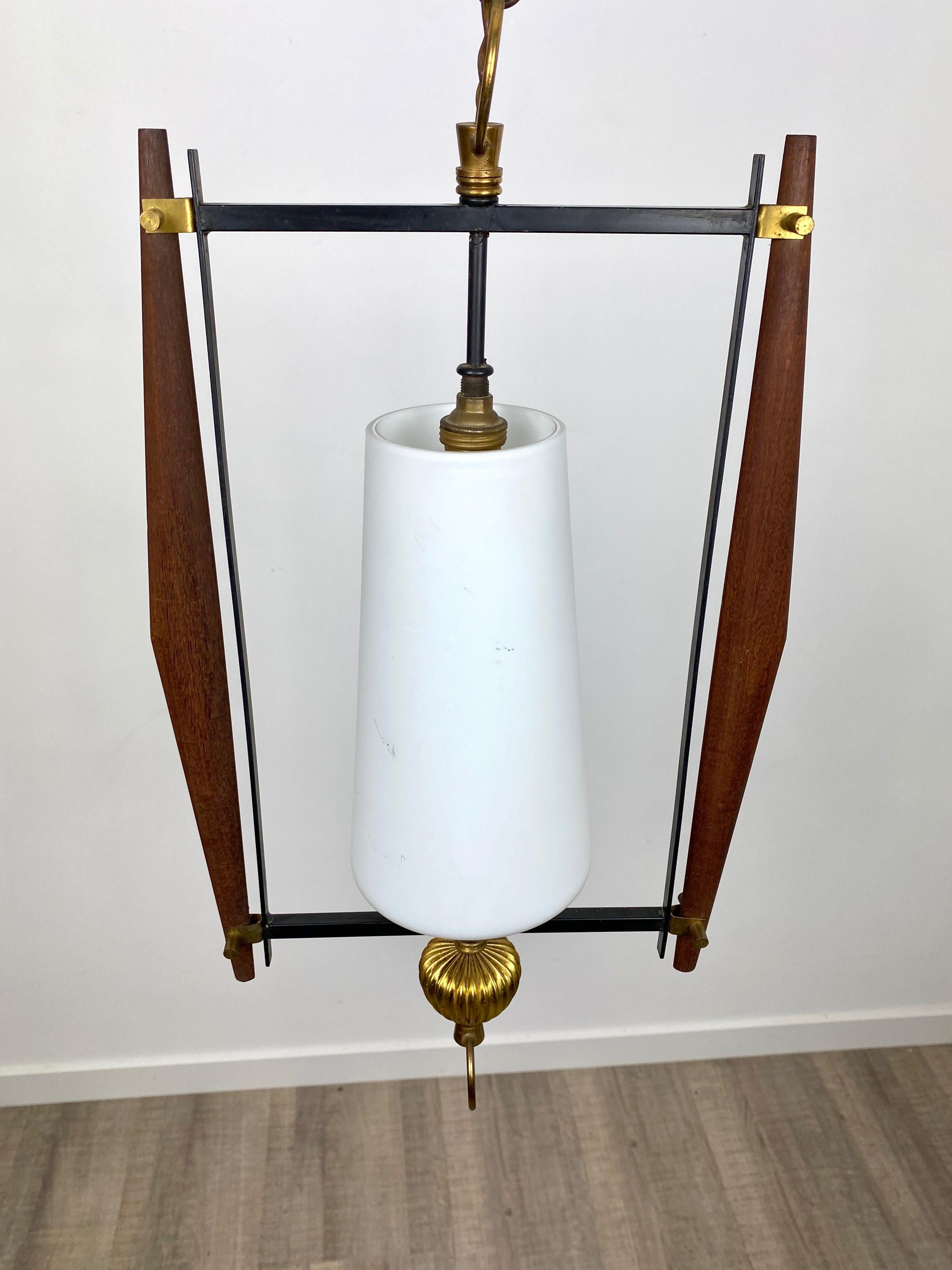 Chandelier in teak, opaline glass and metal with pendant in Stilnovo style, Italy, 1960s.

Measures: Height without pendant 46 cm
Height with pendant 90 cm.
  
