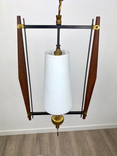 Lustre à suspension en teck et verre opalin de style Stilnovo, Italie, années 1960