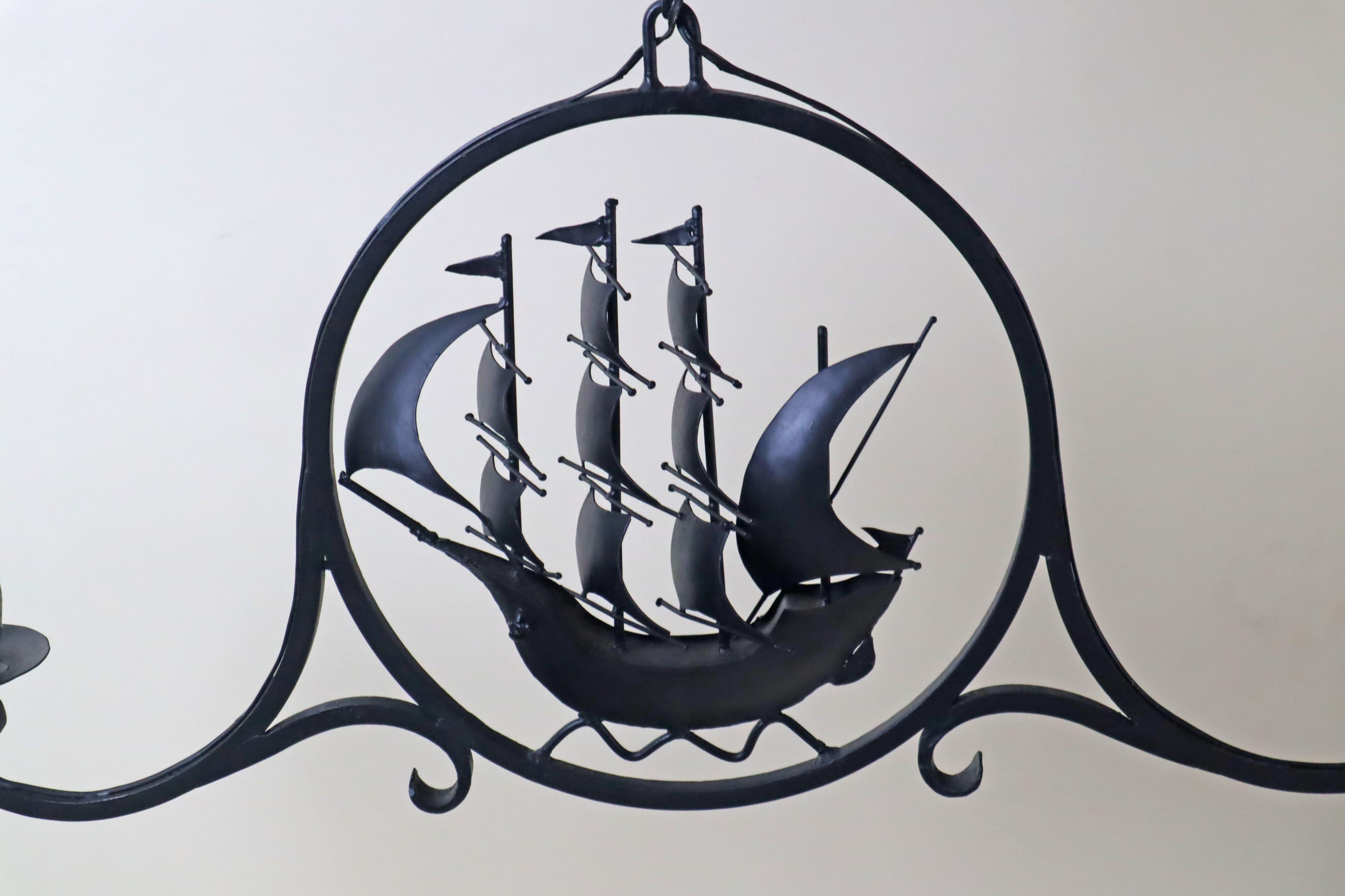 Questa bellissima lampada a sospensione è una riproduzione di un'antica lampada a sospensione del 1920 circa. Questa deliziosa lampada è stata realizzata a mano in Danimarca negli anni Novanta. È un po' più semplice e meno dettagliato rispetto ai