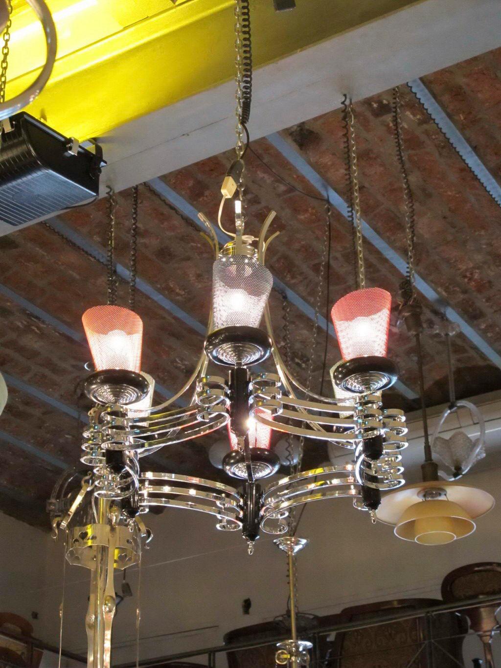 Lampe à suspendre.

Matériau : chrome, bois.
Style : 50
Pays: : France
Pour prendre soin de votre propriété et de la vie de nos clients, le nouveau câblage a été effectué.
Nous sommes spécialisés dans la vente de produits Art Déco et Art Nouveau et