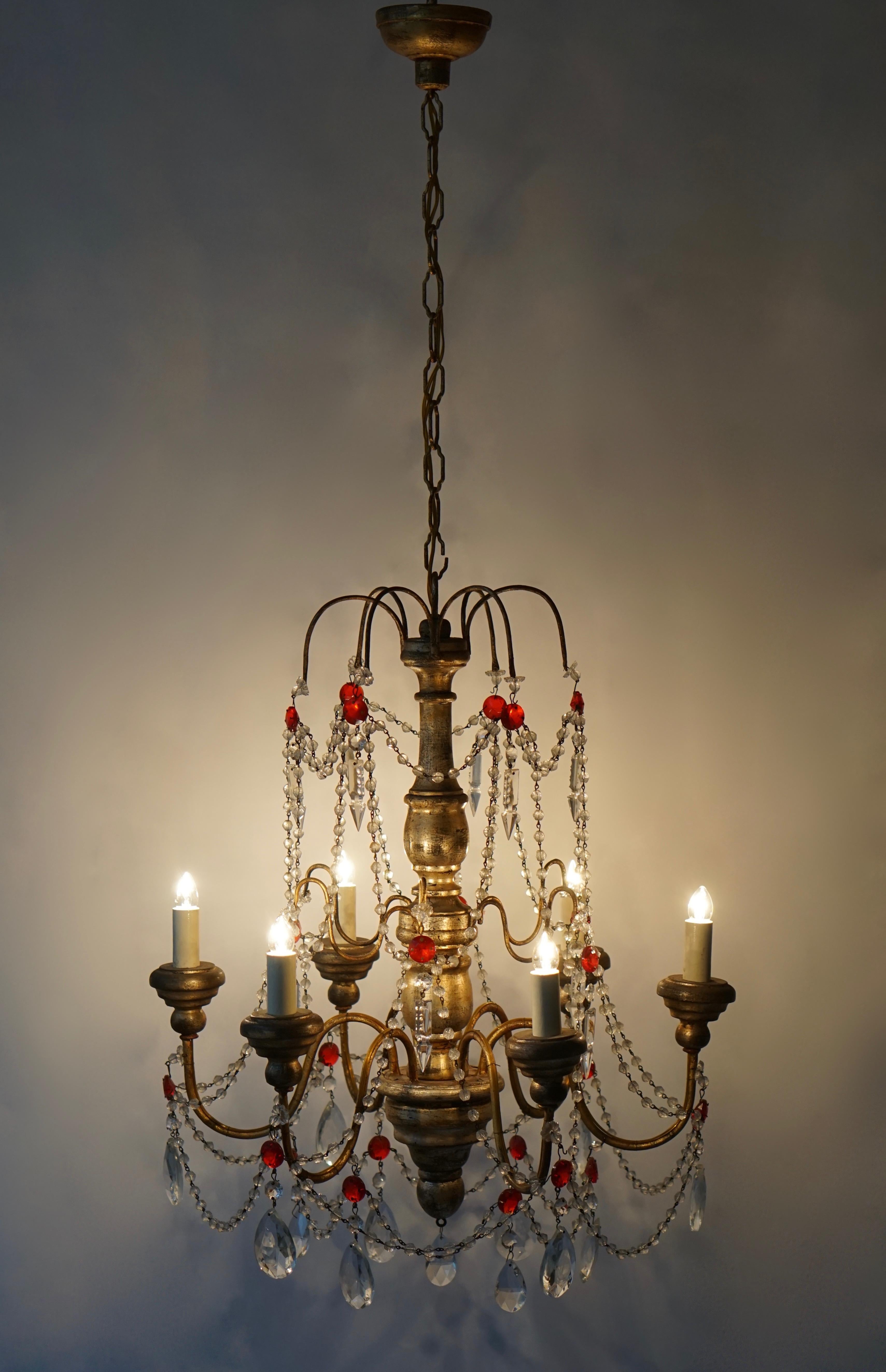 Italian chandelier in painted metal, wood and crystal.
Diameter 55 cm.
Height fixture 70 cm.
Total height 125 cm.
Six E14 bulbs.