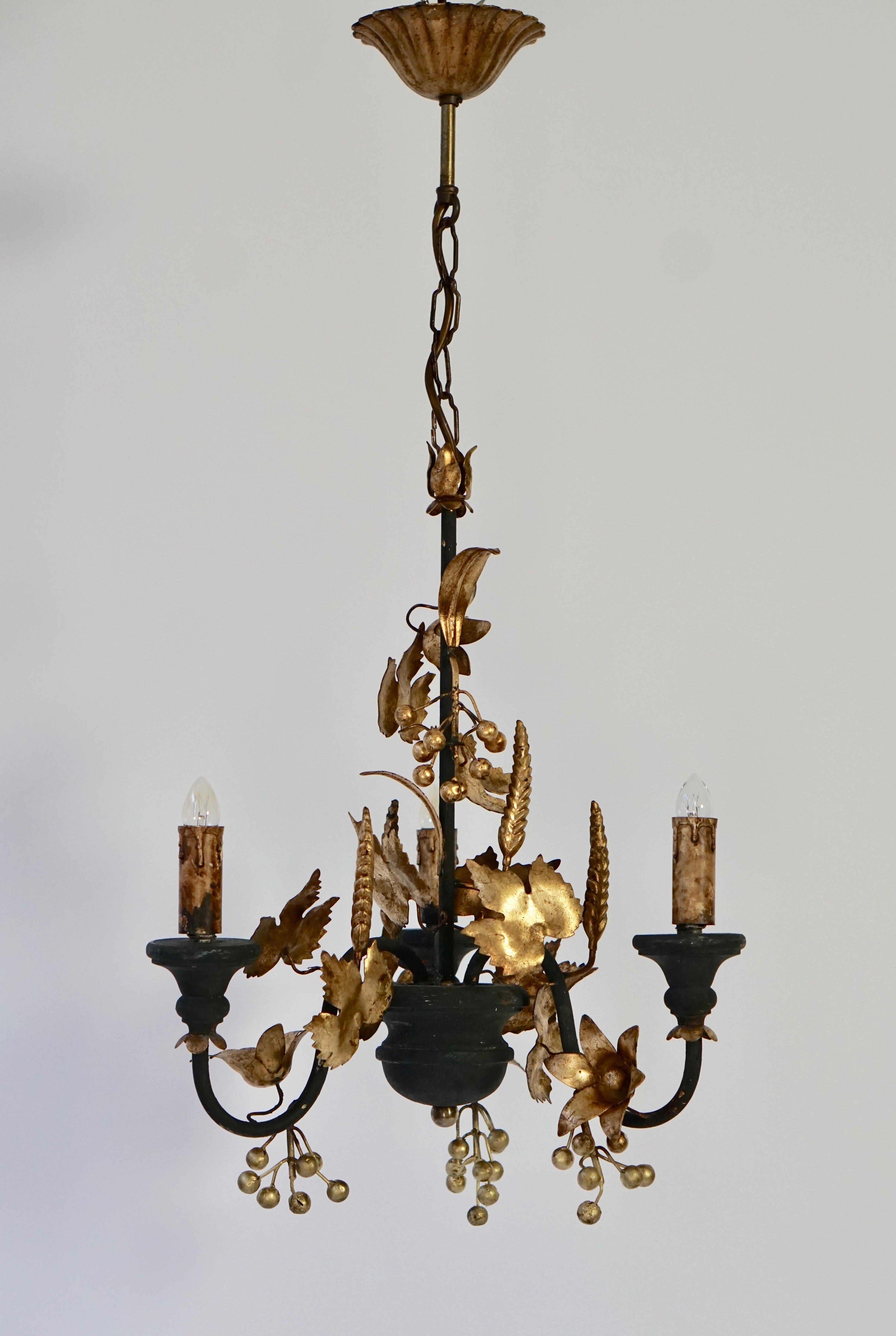 Italian chandelier in wood and gilded metal.
Measures: Diameter 36 cm.
Height fixture 50 cm.
Total height with the chain 78 cm.
Tree E14 bulbs.