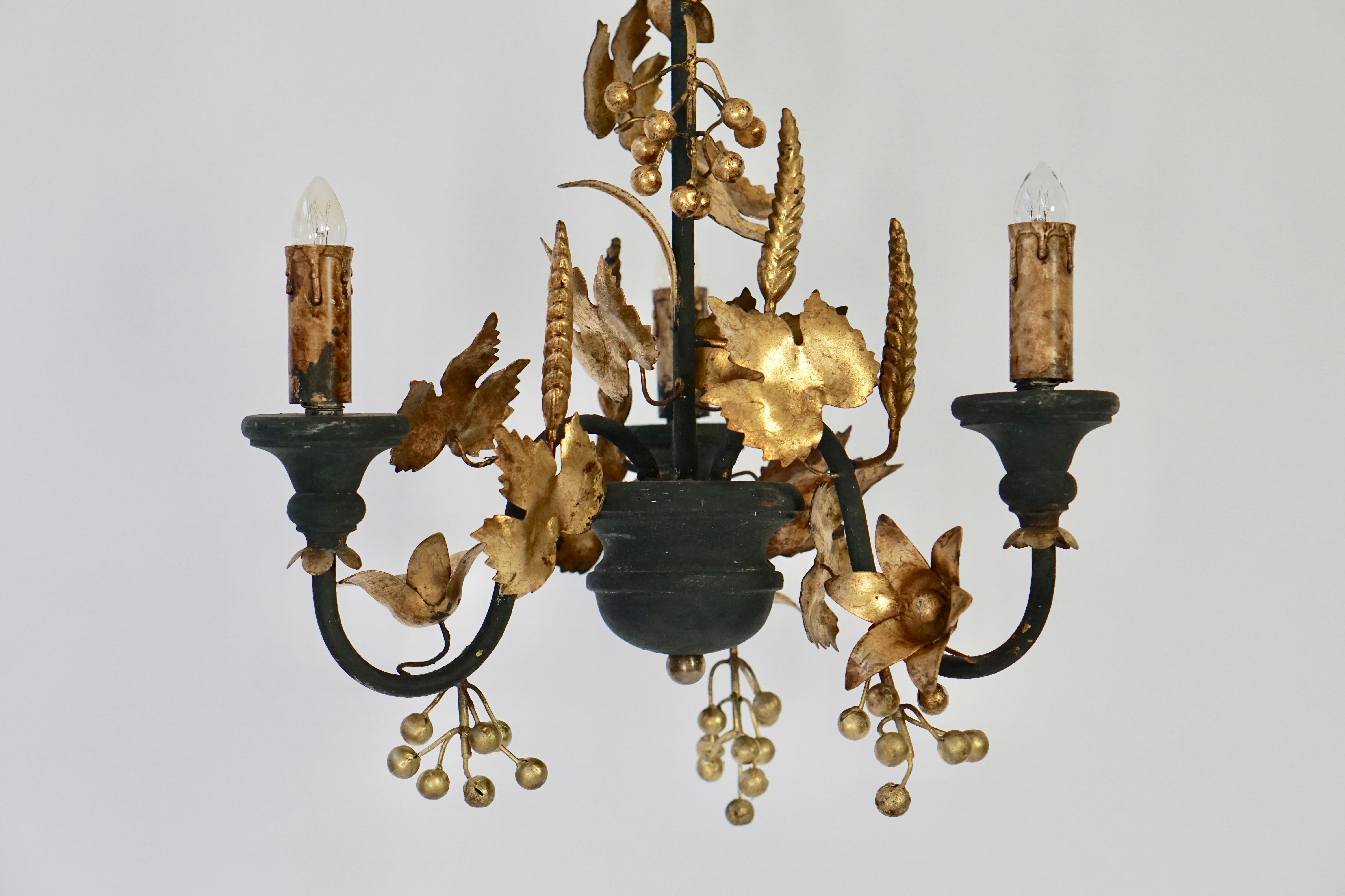 Mid-Century Modern Lustre en bois et métal doré en vente