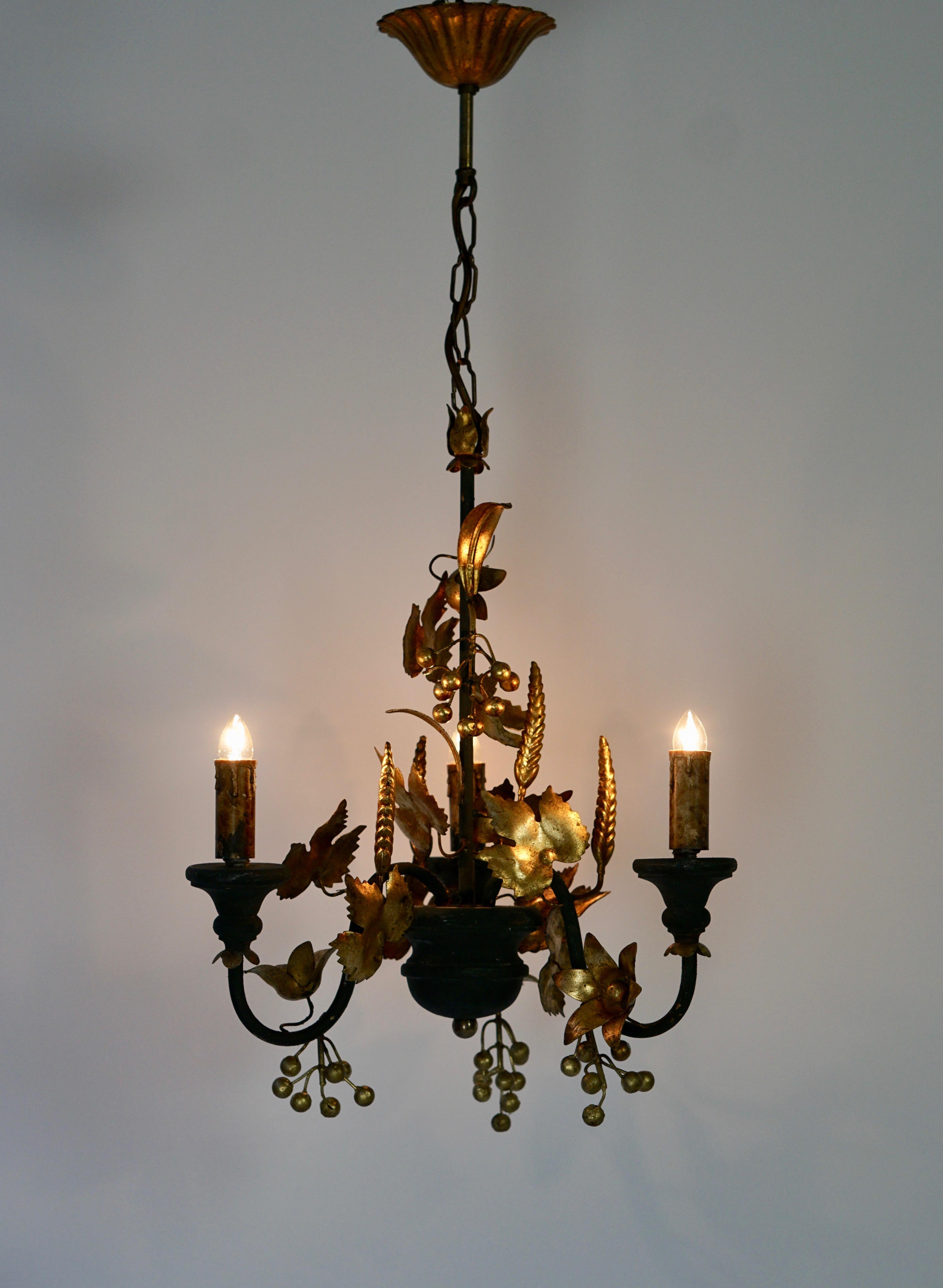 Mid-Century Modern Chandelier in Wood and Gilded Metal For Sale