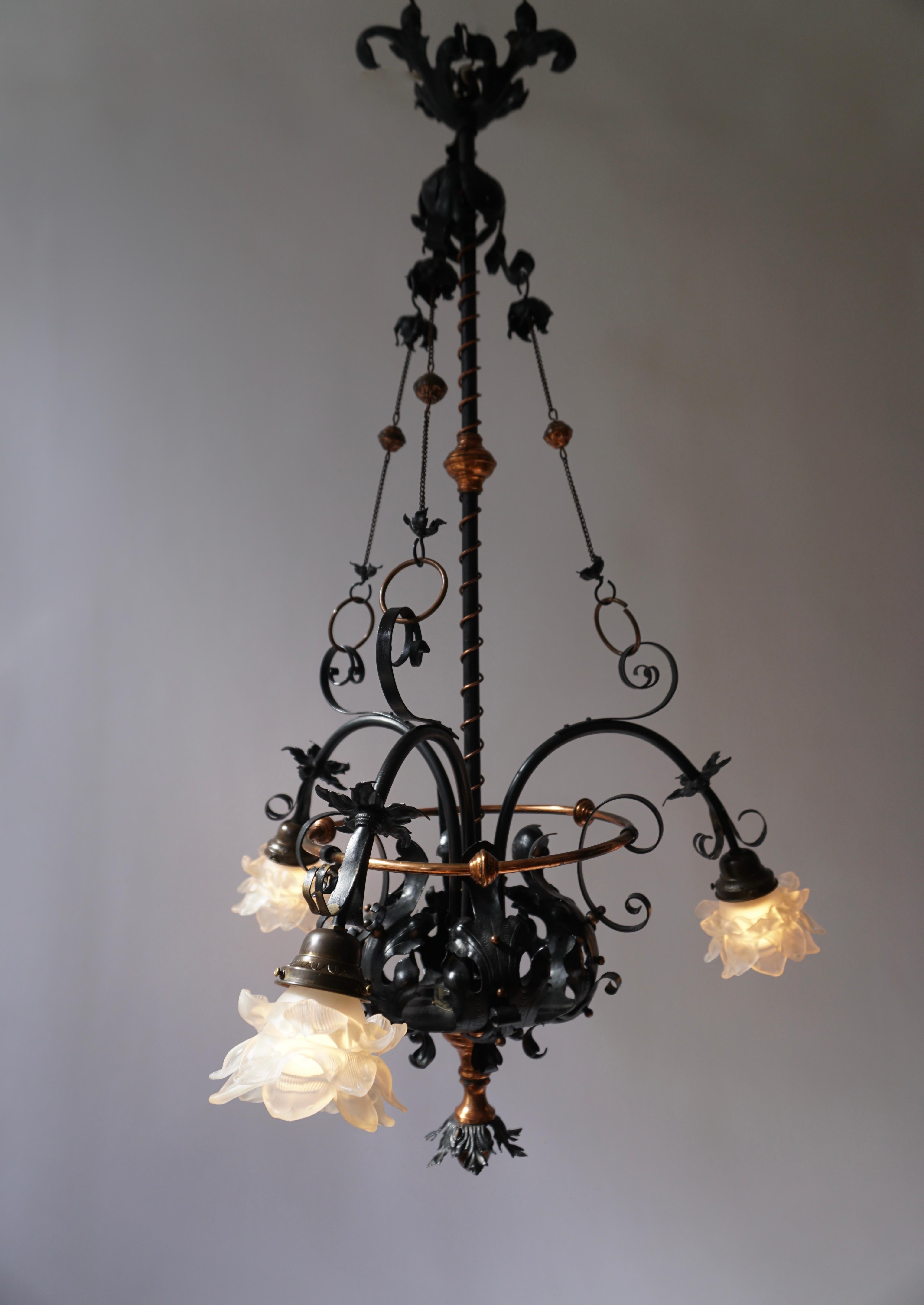 Chandelier in Wrought Iron and Brass In Good Condition For Sale In Antwerp, BE