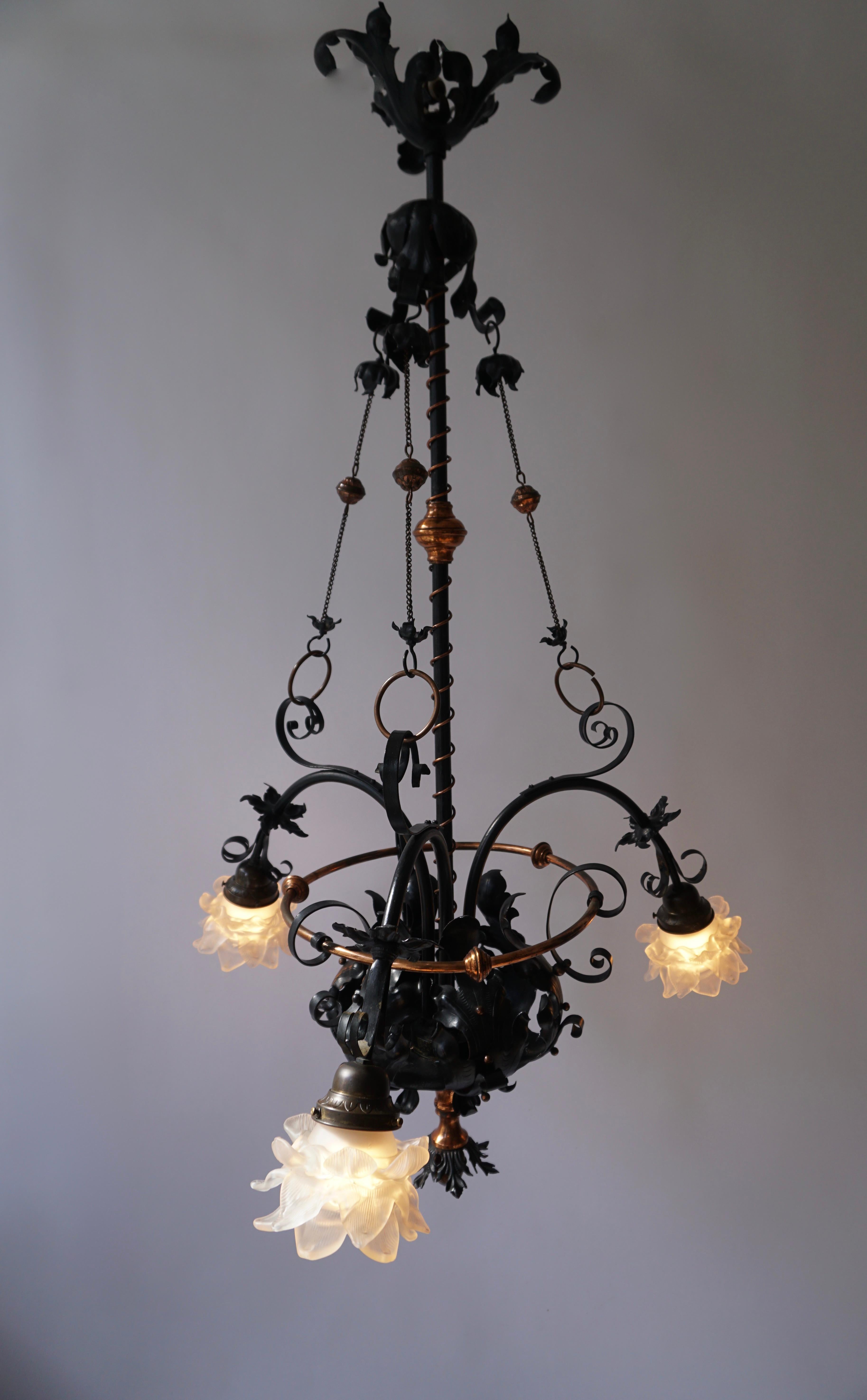 20th Century Chandelier in Wrought Iron and Brass For Sale