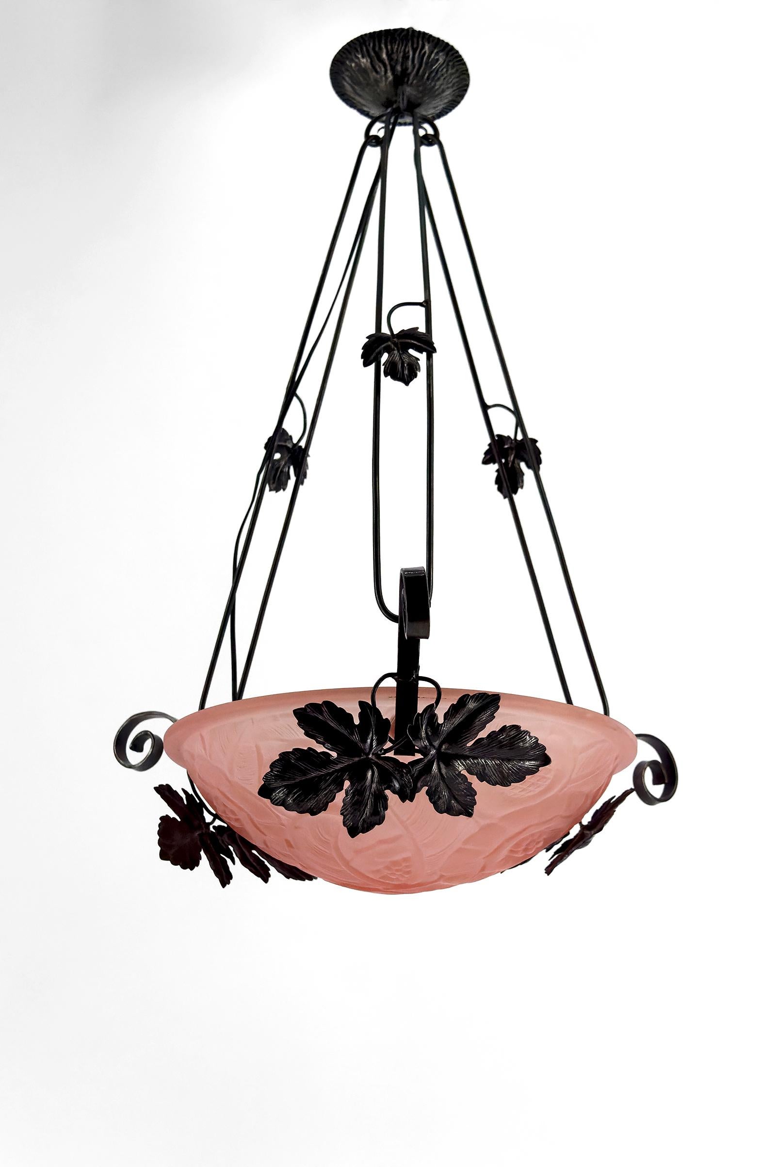 Lámpara de araña de hierro forjado,  Vidrio Rosa Patrones Florales Geométricos, Art Decó Francés en venta