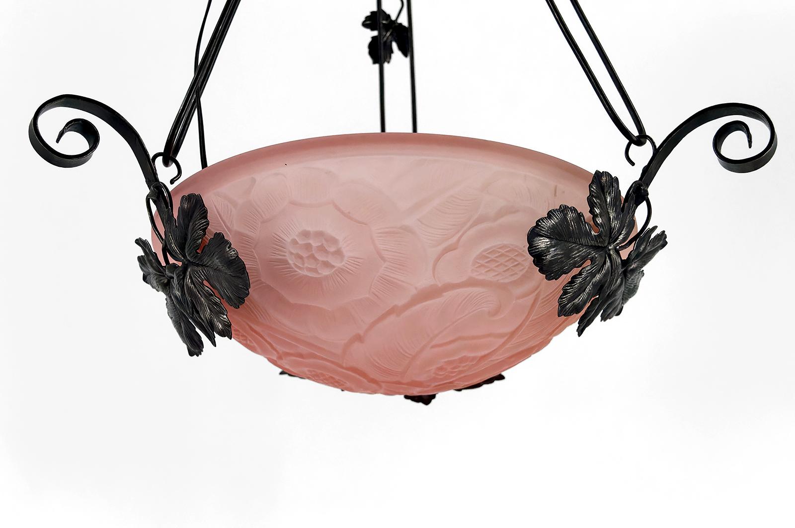Lámpara de araña de hierro forjado,  Vidrio Rosa Patrones Florales Geométricos, Art Decó Tallado en venta