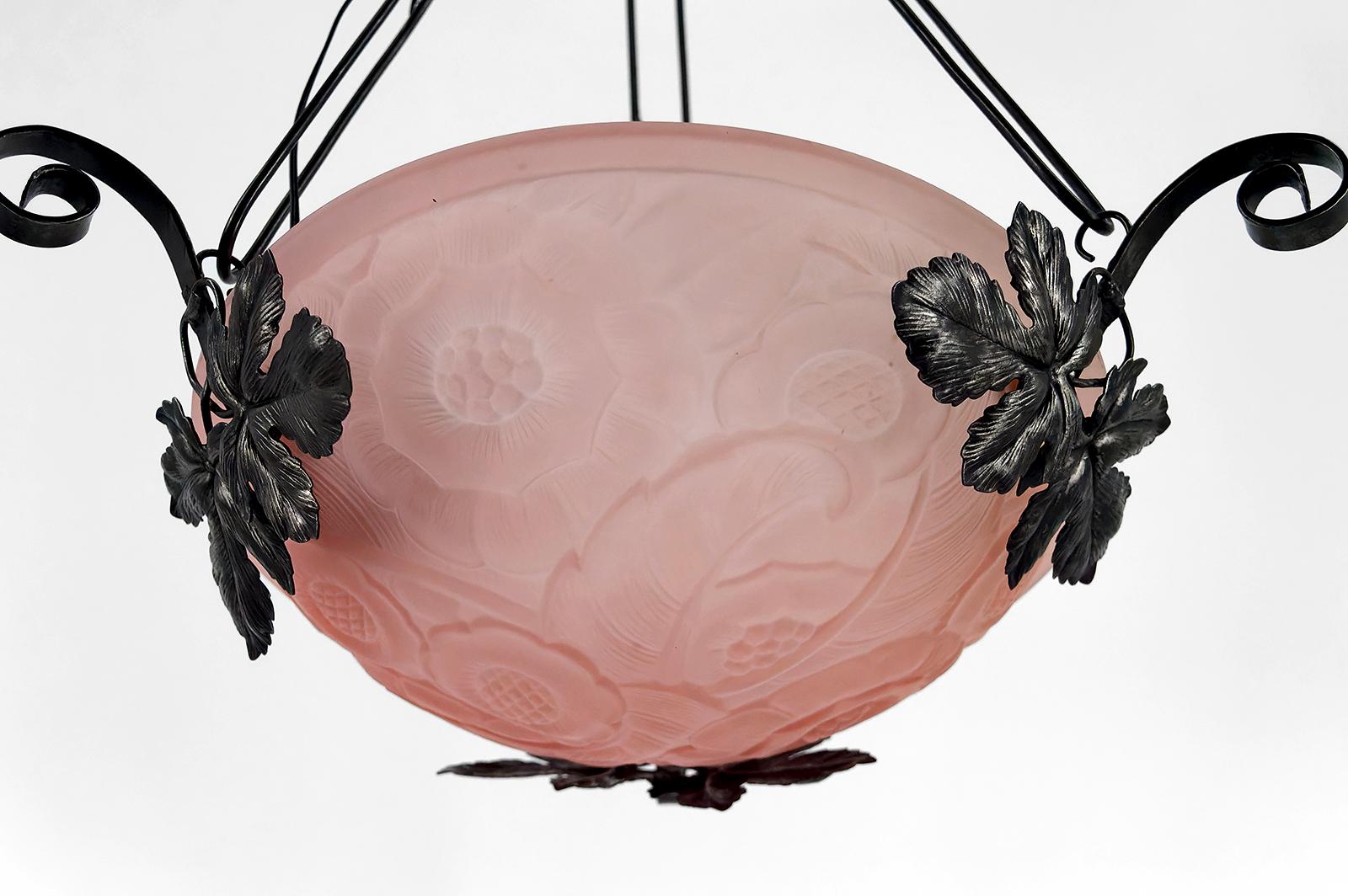 Lámpara de araña de hierro forjado,  Vidrio Rosa Patrones Florales Geométricos, Art Decó en Excelente estado para la venta en VÉZELAY, FR