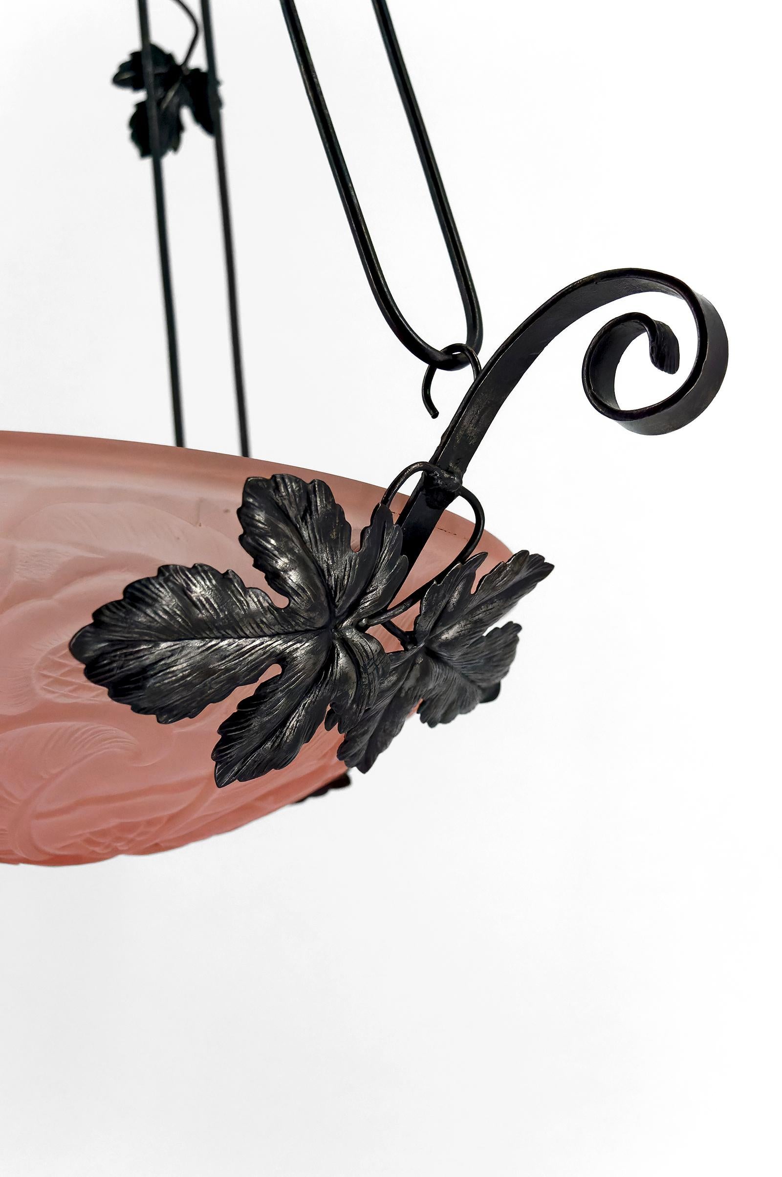 Lámpara de araña de hierro forjado,  Vidrio Rosa Patrones Florales Geométricos, Art Decó mediados del siglo XX en venta