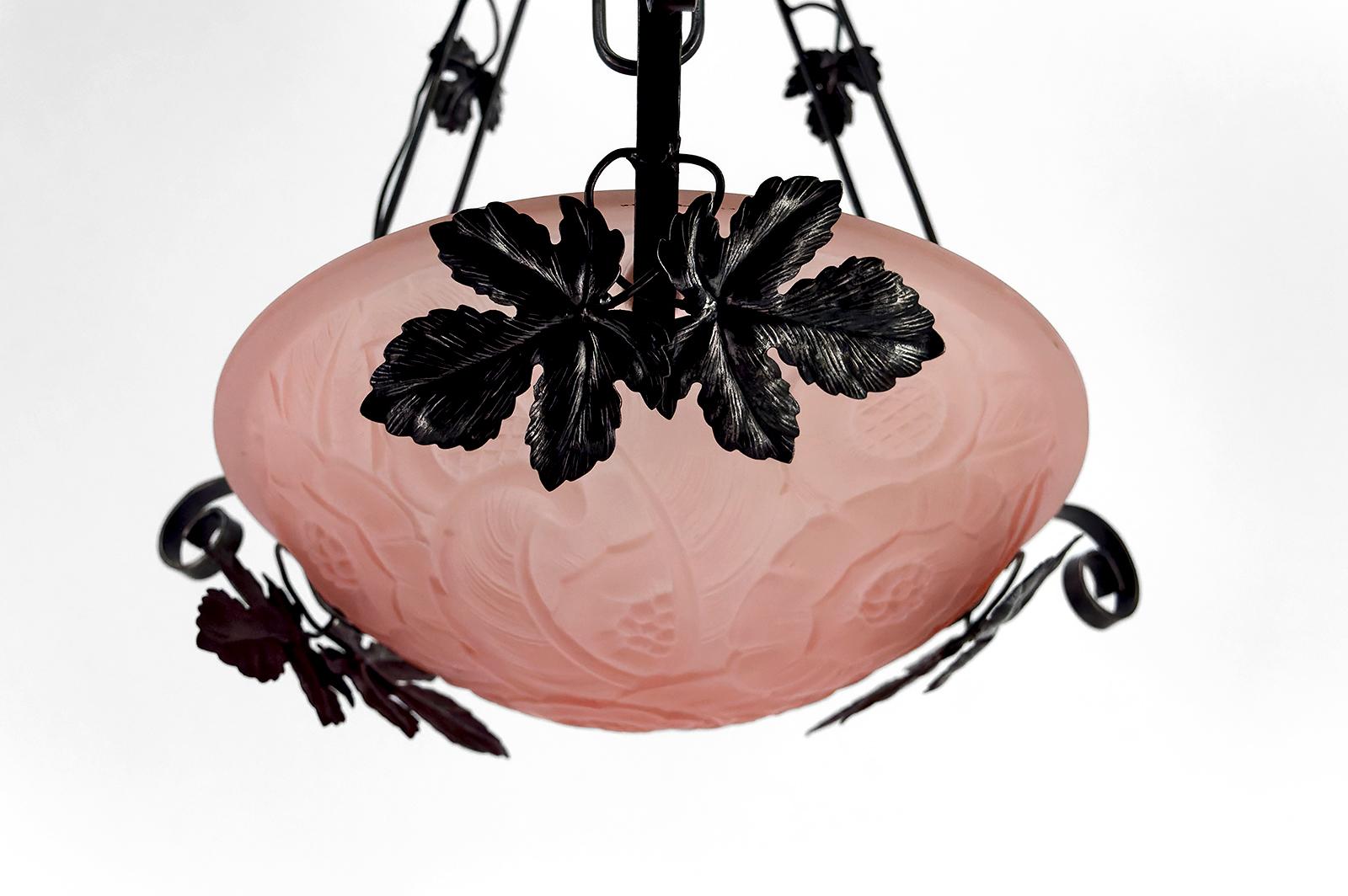 Lámpara de araña de hierro forjado,  Vidrio Rosa Patrones Florales Geométricos, Art Decó Metal en venta