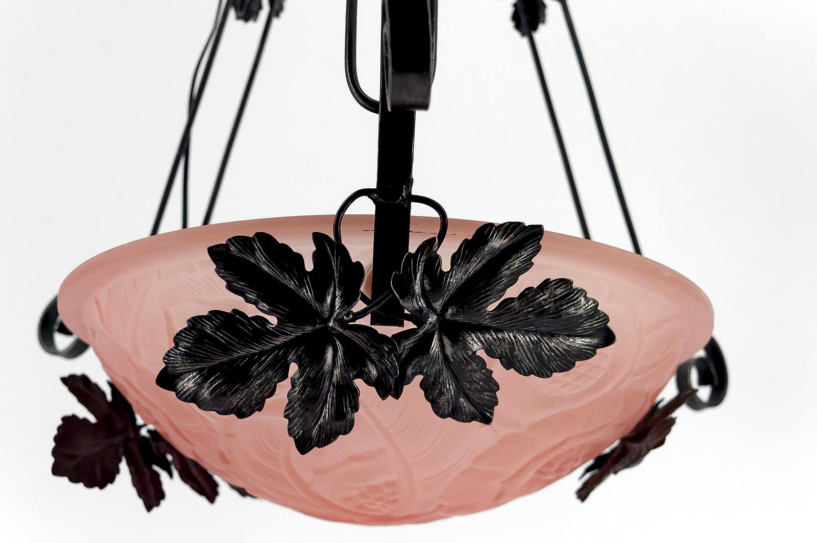Lámpara de araña de hierro forjado,  Vidrio Rosa Patrones Florales Geométricos, Art Decó en venta 1