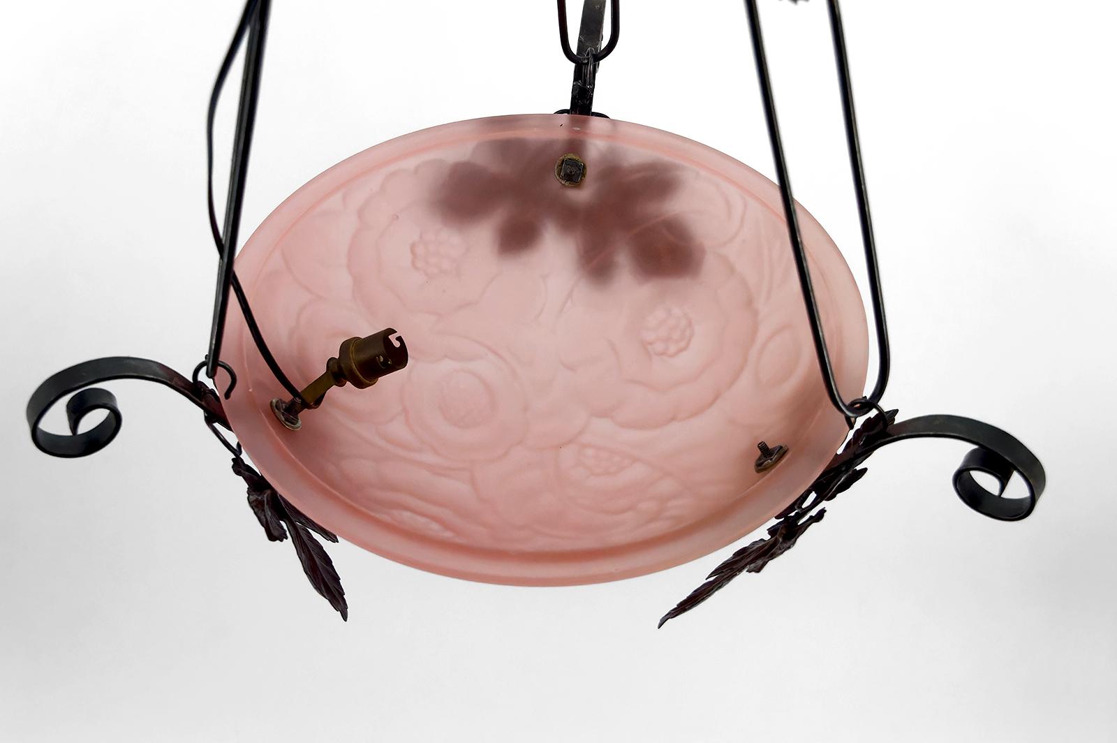 Lámpara de araña de hierro forjado,  Vidrio Rosa Patrones Florales Geométricos, Art Decó en venta 2