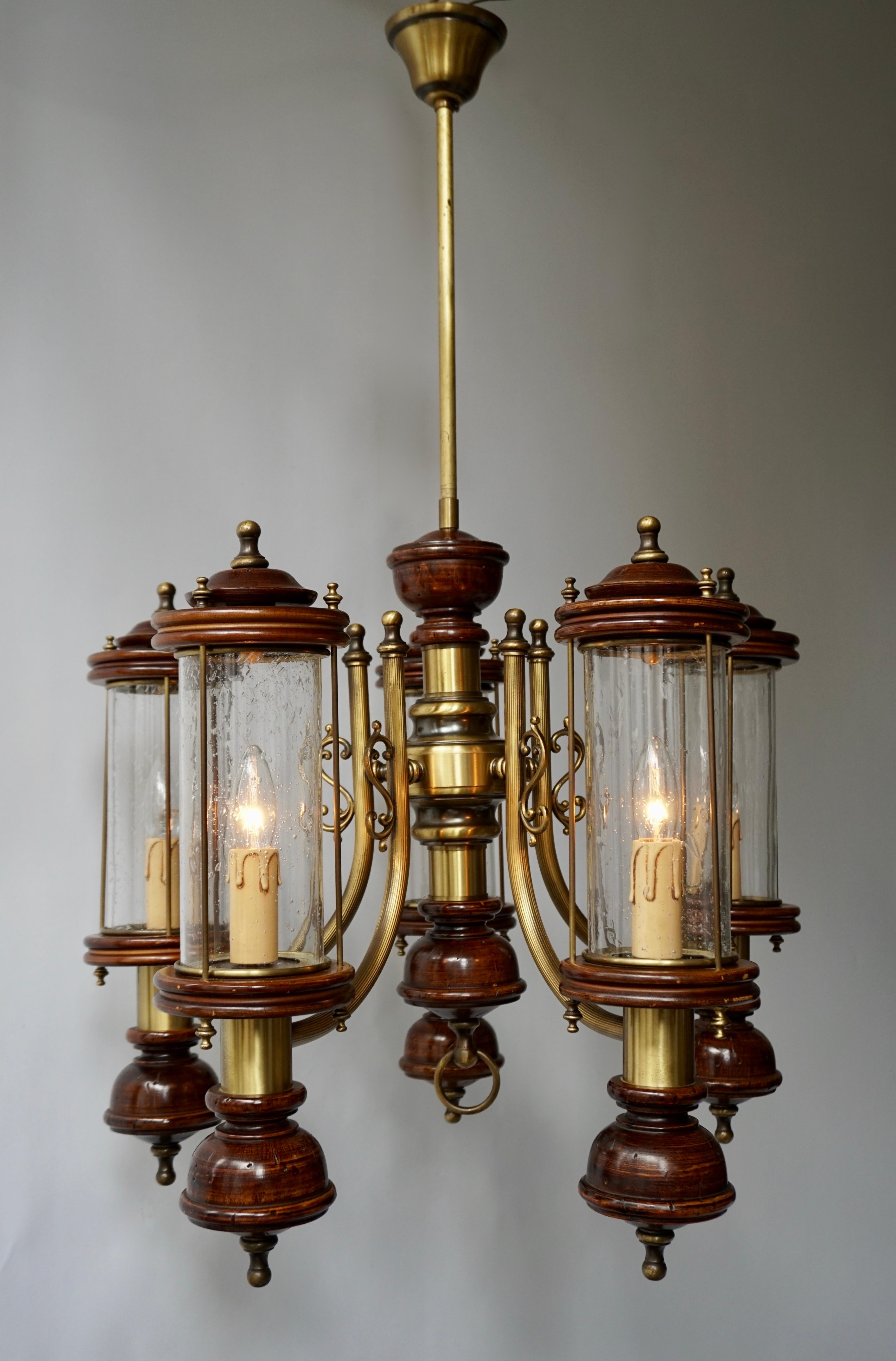 Beautiful five-light chandelier in glass brass and wood.
Measures: Diameter 60 cm.
Height fixture 50 cm.
Total height 95 cm.
Weight 10 kg.
Five E14 bulbs.