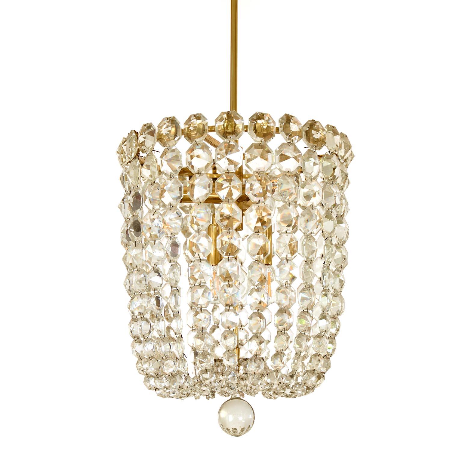 Ceiling lamp made by J. & L. Lobmeyr in Vienna circa 1955. Brass basket composed of chains of facetted glass lozenges. The chandelier is signed with J. & L. Lobmeyr Wien. The height of the basket itself is 38 cm / 15 in. We can customize the length