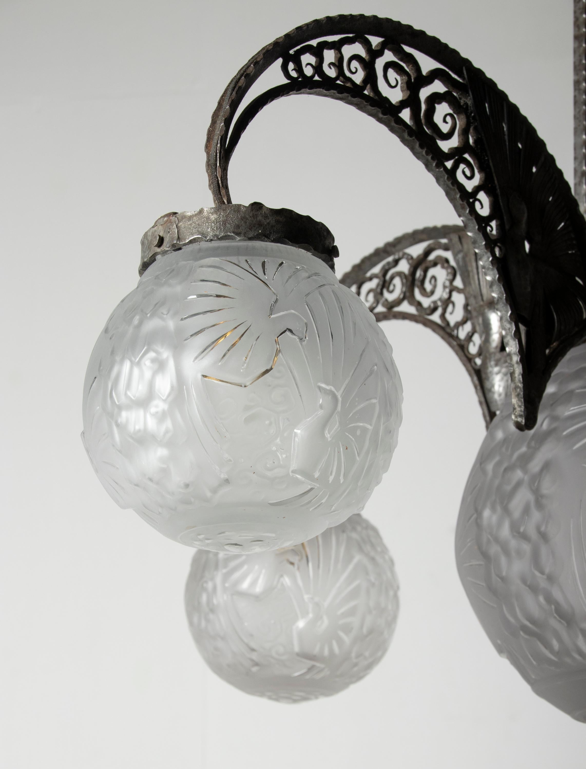 Lustre Paon Art déco en fer forgé Iler Frères Glass en vente 8