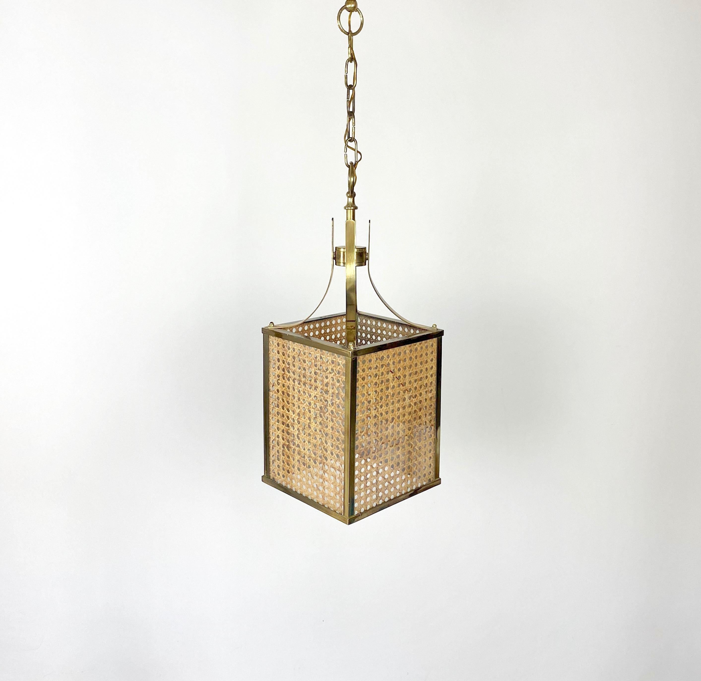 Chandelier pendant in the shape of a lantern made of rattan covered with glass and a brass structure. Made in Italy in the 1970s.