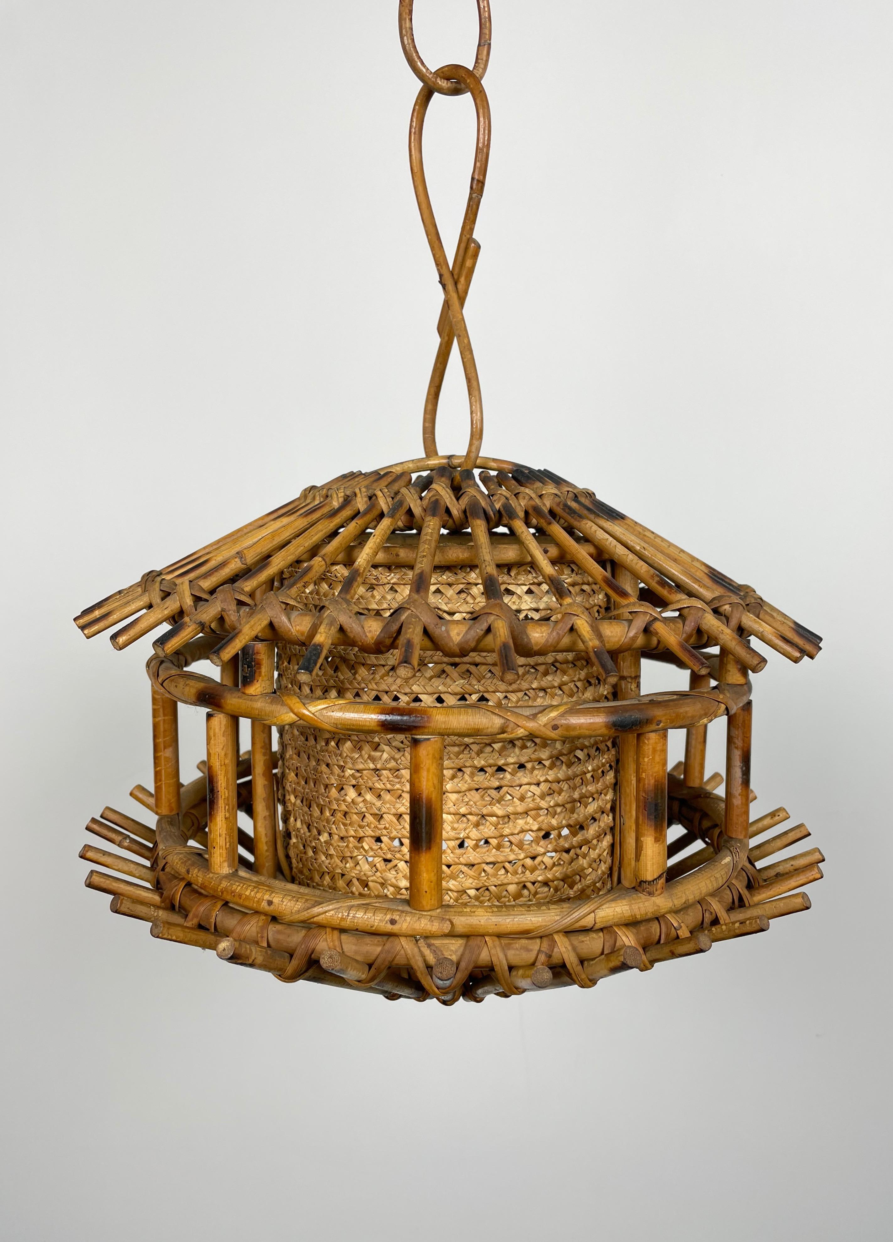 Chandelier lantern in the shape of a pagoda in rattan and wicker. 

Made in Italy in the 1960s. 

 Comes without its electrical system.
 