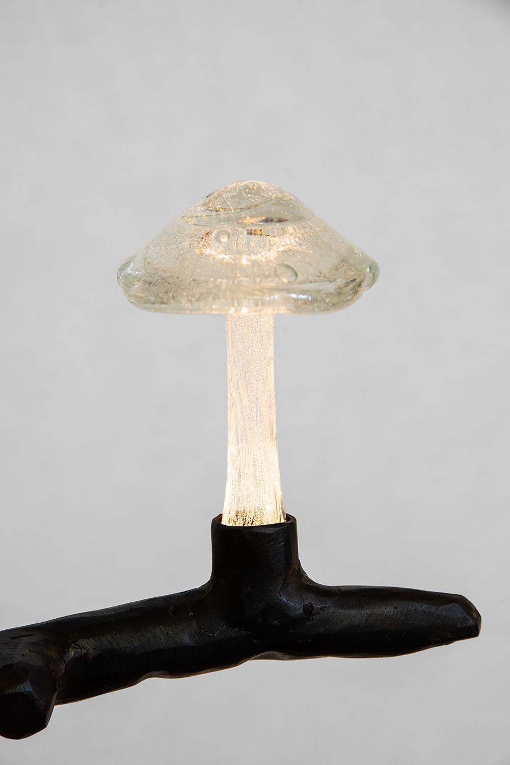 Kronleuchter Laterne Skulptur Zeitgenössisches mundgeblasenes Glas Geschwärzter Stahl (Moderne) im Angebot