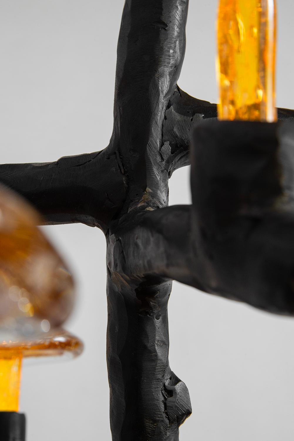 Kronleuchter Laterne Skulptur Zeitgenössisches mundgeblasenes Glas Geschwärzter Stahl (21. Jahrhundert und zeitgenössisch) im Angebot